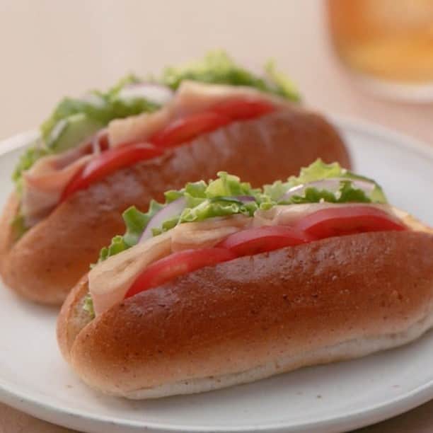 Pasco/敷島製パン株式会社のインスタグラム：「CM紹介📺　小麦畑の超熟カウンター🍞 超熟ロール全粒粉＆オーツ麦入り「野菜は多めで」篇  今月新発売した「超熟ロール 全粒粉&オーツ麦入り」皆さまはもう召し上がりましたか？  #杉咲花 さんが、さまざまな人を迎え、超熟を選ぶ理由や食べ方などを尋ね、いっしょに超熟を味わうCM「小麦畑の超熟カウンター」から、今日は「野菜は多めで」篇を紹介します。  仲の良いご夫婦と、やりとりを温かく見つめる杉咲さんの微笑ましい姿に是非ご注目ください✨  *・。*・。*・。*・。*・。*・。*・。  小麦畑の超熟カウンター🍞 超熟ロール全粒粉＆オーツ麦入り「野菜は多めで」篇  杉咲さんが超熟について、さまざまな話を聞く超熟カウンター。 本日は仲の良いご夫婦がやってきました。  話題は、ふたりがいつも食べているこだわりのBLTサンドについて。 「全粒粉＆オーツ麦入り」の超熟ロールを選んでいること。 野菜をいつもたっぷりとはさむようにしていること。 そこには長年連れ添ってきた大切な相手への あたたかい思いがあるようです。  おいしくて栄養バランスも意識したBLTサンドをいただく杉咲さん。 心もおなかも満たされた気分になっていきます。  *・。*・。*・。*・。*・。*・。*・。  ぜひCMをチェックしてくださいね✨」