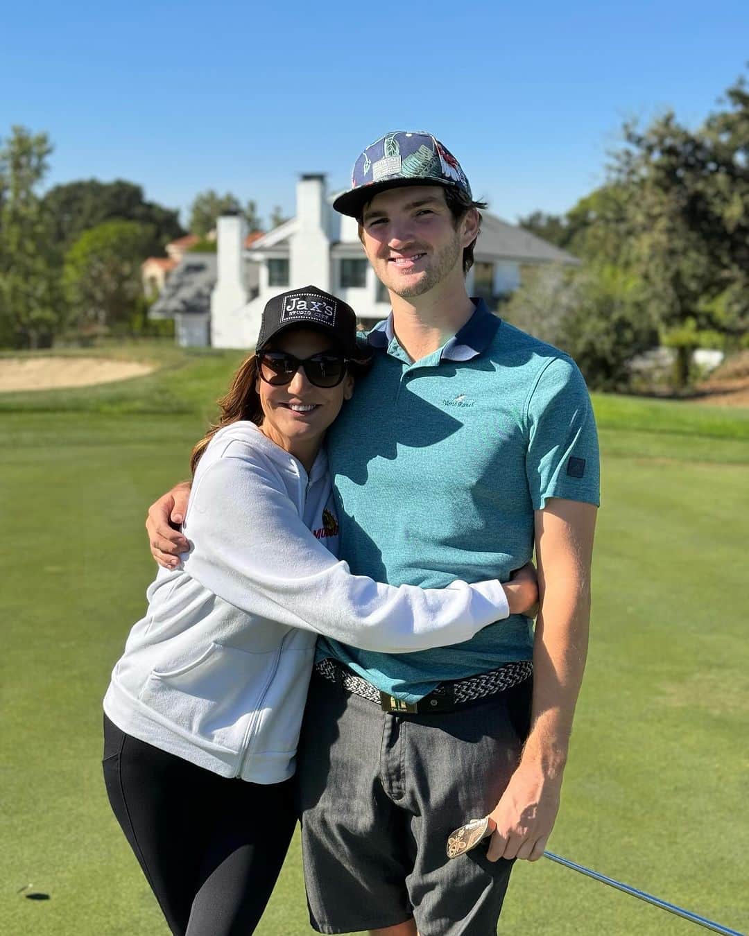 ヘザー・マクドナルドのインスタグラム：「My baby is 21! We celebrated playing golf with friends. I’m so blessed to be his mom. #drake #drakeepoo #boymom #golf #happybirthday @drake_dobias」