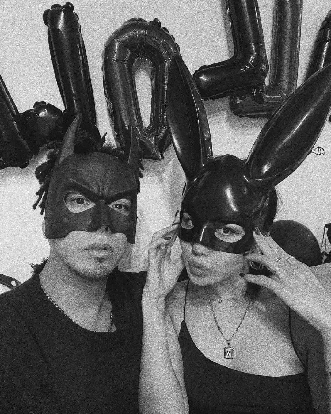 加藤澪さんのインスタグラム写真 - (加藤澪Instagram)「🦇🖤 仮面だけ買ってそれっぽく🖤明日の息子のスクールハロウィンも家族全員コウモリ縛りで行く〜🦇とか書いたけど私は全然コウモリじゃなかった。笑 ウサギだね🐰  #halloween#ハロウィン#仮装#夫婦#husbandandwife」10月30日 17時04分 - miokato3306