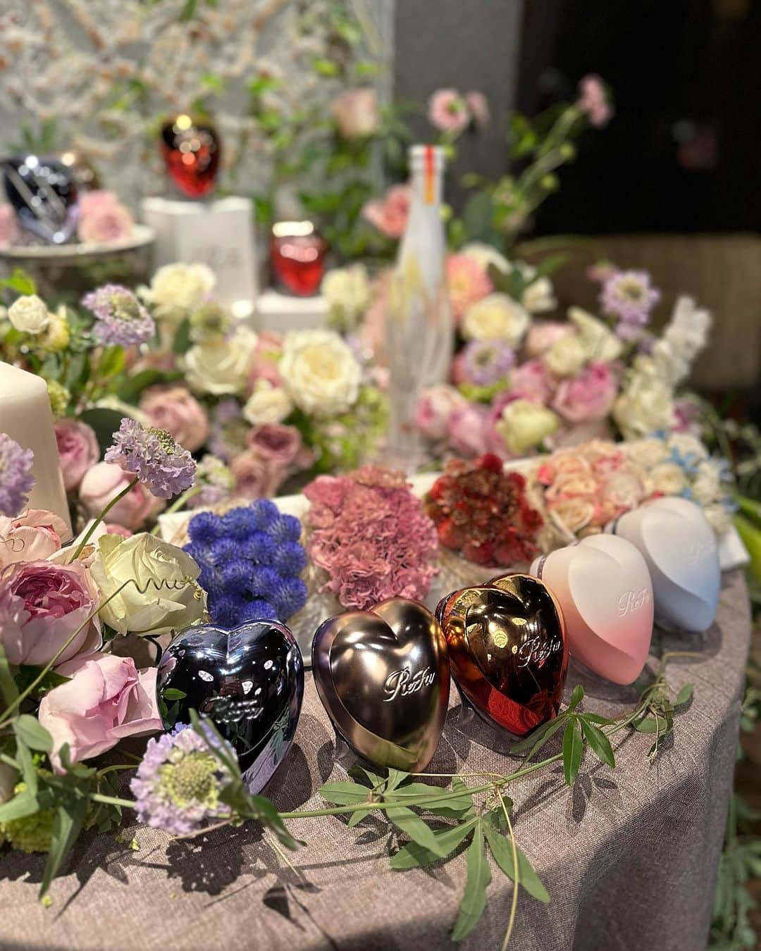 ウェディングソムリエ編集部さんのインスタグラム写真 - (ウェディングソムリエ編集部Instagram)「✍️ウェディングソムリエエキシビションEXTRA NAGOYA  レポート♡  先日名古屋にて開催した、#ウェディングソムリエエキシビション　  東京開催のスピンオフとして約50名の花嫁さまをご招待しました✨  東京ではブランドブースを花嫁さんが回るスタイルでしたが、名古屋ではブランドが花嫁さんのテーブルを回るスタイルで開催♡  空き時間は花嫁同士の交流を楽しんでいただきました👰‍♀️✨  会場となったのは、名古屋ではあまりにも有名な結婚式会場「ザ・カワブン・ナゴヤ」  名古屋駅から車で５分という都心にありながら、一歩入ると 特別感や非日常感を感じられる雰囲気。  名古屋で最古の料亭「河文」の旧座敷跡で 400年の歴史を受け継ぐこの会場。  徳川家の料理を担っていた河内屋文左衛門さんが 創業した料亭という経緯もあり、お料理の美味しさも大きな魅力なんだそう🕊️  伝統を感じつつも、洗練されたモダンな雰囲気と おもてなしがとても素敵な会場でした！  ザ・カワブン・ナゴヤは、Plan・Do・Seeが運営しているので、 結婚式では多くの花嫁様が一度は着てみたい！と憧れる  ”ザ・トリート・ドレッシング” の衣装が着れるのも魅力✨  公式ウェディング インスタグラムには、コーディネートやヘアメイク、その他花嫁準備のヒントがたっぷり。ぜひフォローとチェックをしてみてくださいね。  @thekawabunnagoya_wedding  ┈┈┈┈┈┈┈┈┈┈┈┈┈┈  また名古屋開催では、 以下の7ブランド様が登場♡  📍ReFa ReFa HEART BRUSH @refa_mtg  📍BYKARTE ヘアケア ホームケア/サロンケア @hoyu_professional  📍森永乳業 ミライPlusプロテイン  📍POLA B.AグランラグゼⅣ / B.A ローションイマース @pola_official_jp  📍PIETRO A DAY スープ・ギフト @pietro_a_day  📍SWATi SWATi BATH PEARL(S) @swati_official  📍時期別葉酸サプリ mitas series 妊活期向けの葉酸サプリmitas  @mitas.series  花嫁様へ素敵なプレゼントをご提供いただきました！  今回、スピンオフとして急遽決定し数日間しか応募期間がなかったにも関わらず定員を大幅に超えるご応募が😳  ご当選された幸運なみなさん、おめでとうございました♡ 素敵なプレゼントの数々、ぜひお役立てくださいね。  ┈┈┈┈┈┈┈┈┈┈┈┈┈┈  #ウェディングソムリエエキシビション #plandosee  #トリートドレッシング  #名古屋花嫁  #カワブン花嫁   ┈┈┈┈┈┈┈┈┈┈┈┈┈┈  ⳹ TOPICS ⳼  📍第30期ウェディングソムリエアンバサダー 現在エントリー受付中♡ 詳細&応募はハイライト[ アンバサダー ]から  *:.,.:*:.,.:*:.,.:*:.,.:*:.,.:*:.,.:*:.,.:*:.,.:*:.,.:*:.,.:*:.,.:* .  サイトは[ウェディングソムリエ ]で検索 🔎http://www.jadorewedding.com プロフィール欄の🔗Linkからもとべます。  ウェディングソムリエは、 人生でその時しかできない 特別な体験を提供するメディアです♡  #花嫁 #プレ花嫁 #卒花 #全国のプレ花嫁と繋がりたい  #ウェディングソムリエアンバサダー #ウェディングソムリエ  #結婚式 #ウェディング #ウェディングドレス #花嫁美容」10月30日 17時05分 - jadore_wedding