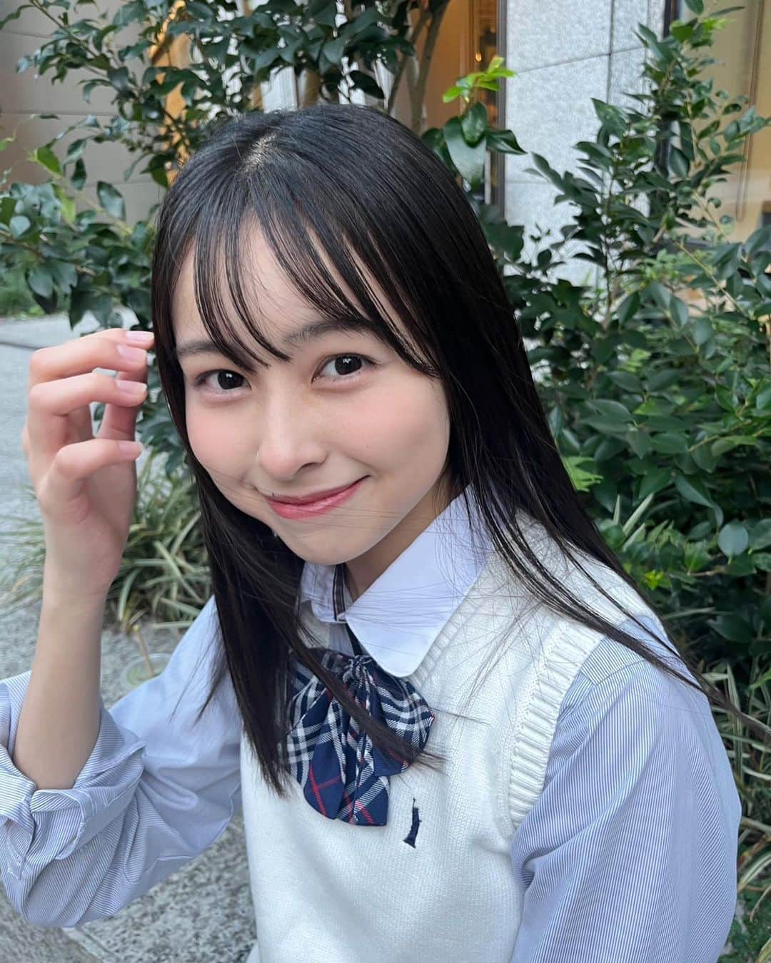 村山千夏のインスタグラム：「こんばんは。 最近、今やるべきことを先伸ばしたくなります。 皆様はどうですか？  Good evening. Lately, I've been wanting to postpone what I need to do now. What about you all？  #jk#ljk#jk3#18歳#18yearsold#女子高校生#高校生女子#高校生#05#05line#jkブランド #制服#ブレザー#fyp#foryoupage」