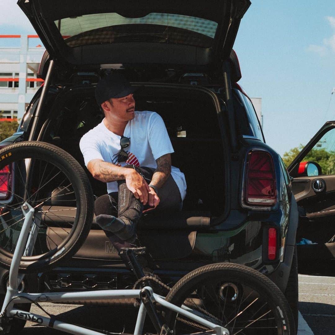 MINI Japanのインスタグラム：「スカッと晴れた青色の空はJOHN COOPER WORKSの色をより引き立てる☀️ 爽快な気分でルーフにバイクを乗せて、プロBMXライダーの米田大輔は今日も練習の準備はバッチリ。   📸 : @kenta_kawana   #MINIJapan #CrewOfMINI #JohnCooperWorks #JCW」