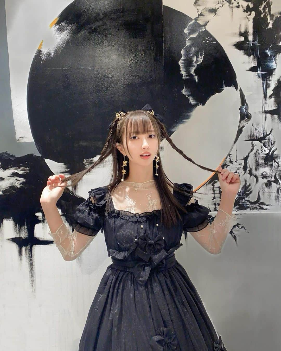 三嵜みさとのインスタグラム：「Halloween🎃  天使か悪魔  高円寺にて展示イベント。 販売したフォトブック通販予定してます。  みさとくじ即完売だったので 次回景品も増やして開催します💫  #miira #miiramisato #halloween  #ilastration  #ootd  #仮装 #cosplay」