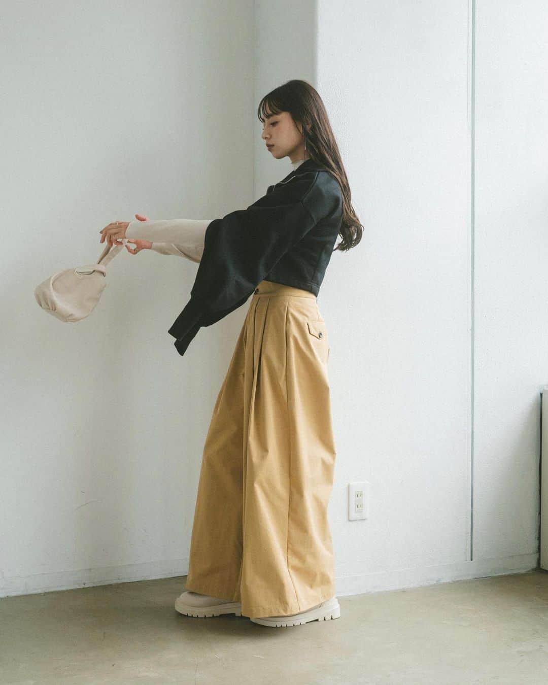 Vannie Officialのインスタグラム：「inslit half zip sweat ivory / black ¥4,290(tax in)  ︎︎  2way mellow heat tops ivory / black / blue ¥2,970(tax in)  ︎︎  double tack volume pants black / beige S / M / L ¥5,390(tax in)  ︎︎ #vannie_u #ヴァニーユー」