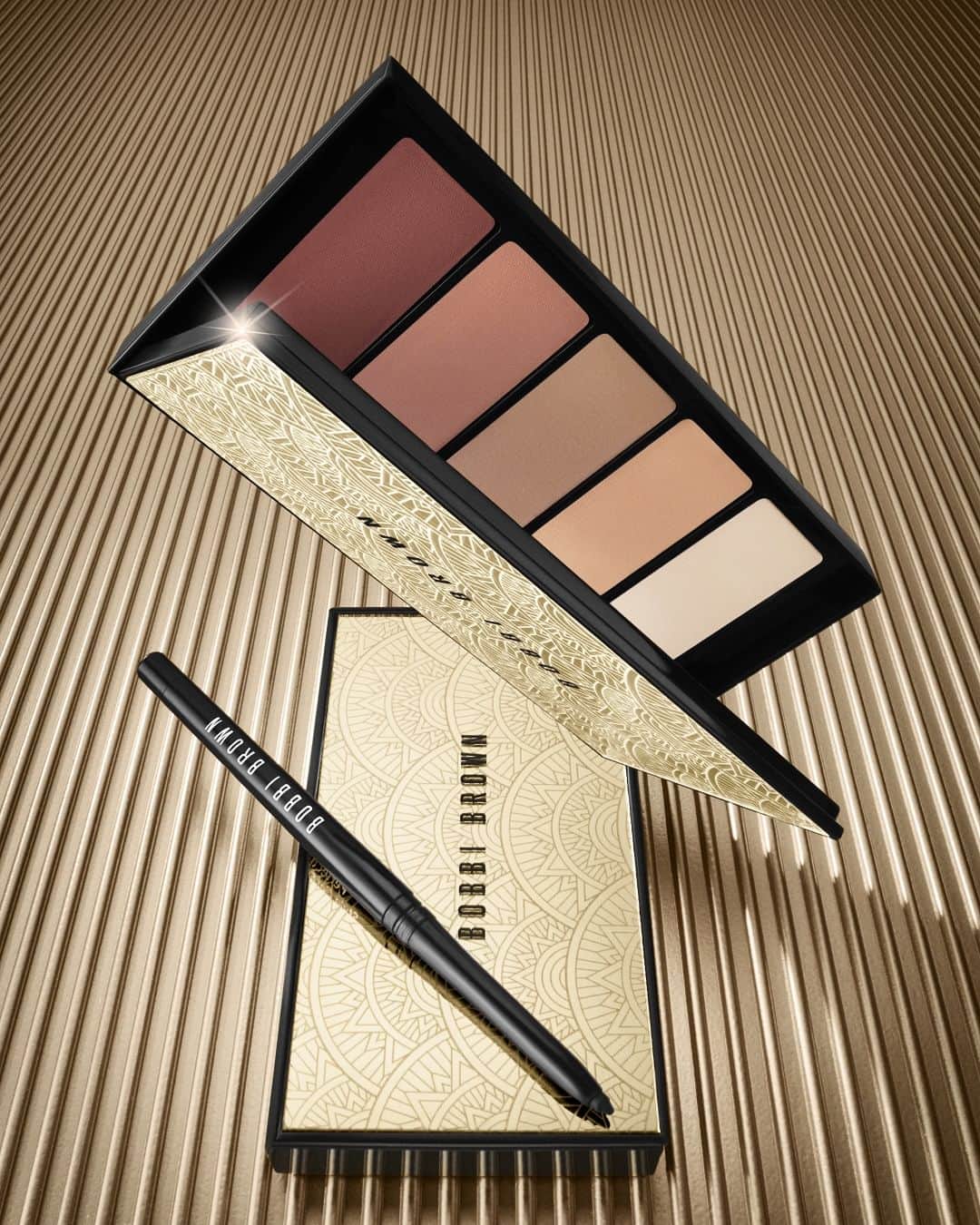ボビイ・ブラウンさんのインスタグラム写真 - (ボビイ・ブラウンInstagram)「【HOLIDAY 2nd wave】DISCO DRAMA EYE SHADOW PALETTE - クリーミーでニュートラルなカラーとロージー、ウォームトーンのカラーがイン。スモーキーなアイメイクも簡単に叶います🎄  [公式オンラインショップ限定] 税込 11,000円以上のご購入で、ホリデイ限定オリジナルバッグをプレゼント！  *なくなり次第終了  《 #ゴールデングラマーコレクション 》 #ディスコドラマアイシャドウパレットセット ✔11月2日(木)オンライン先行発売 ✔11月10日(金)全国発売  #BobbiBrown #ボビイブラウン #Holiday #ホリデイ #GoldenGlamourCollection #限定コスメ #冬メイク #冬コスメ #ギフト #クリスマスギフト #クリスマスコスメ #クリスマスコフレ #アイシャドウパレット #アイシャドウ #アイメイク #限定パレット」10月30日 17時00分 - bobbibrownjapan