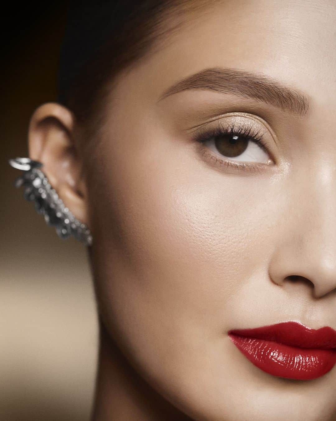 ボビイ・ブラウンさんのインスタグラム写真 - (ボビイ・ブラウンInstagram)「【HOLIDAY 2nd wave】DISCO DRAMA EYE SHADOW PALETTE - クリーミーでニュートラルなカラーとロージー、ウォームトーンのカラーがイン。スモーキーなアイメイクも簡単に叶います🎄  [公式オンラインショップ限定] 税込 11,000円以上のご購入で、ホリデイ限定オリジナルバッグをプレゼント！  *なくなり次第終了  《 #ゴールデングラマーコレクション 》 #ディスコドラマアイシャドウパレットセット ✔11月2日(木)オンライン先行発売 ✔11月10日(金)全国発売  #BobbiBrown #ボビイブラウン #Holiday #ホリデイ #GoldenGlamourCollection #限定コスメ #冬メイク #冬コスメ #ギフト #クリスマスギフト #クリスマスコスメ #クリスマスコフレ #アイシャドウパレット #アイシャドウ #アイメイク #限定パレット」10月30日 17時00分 - bobbibrownjapan