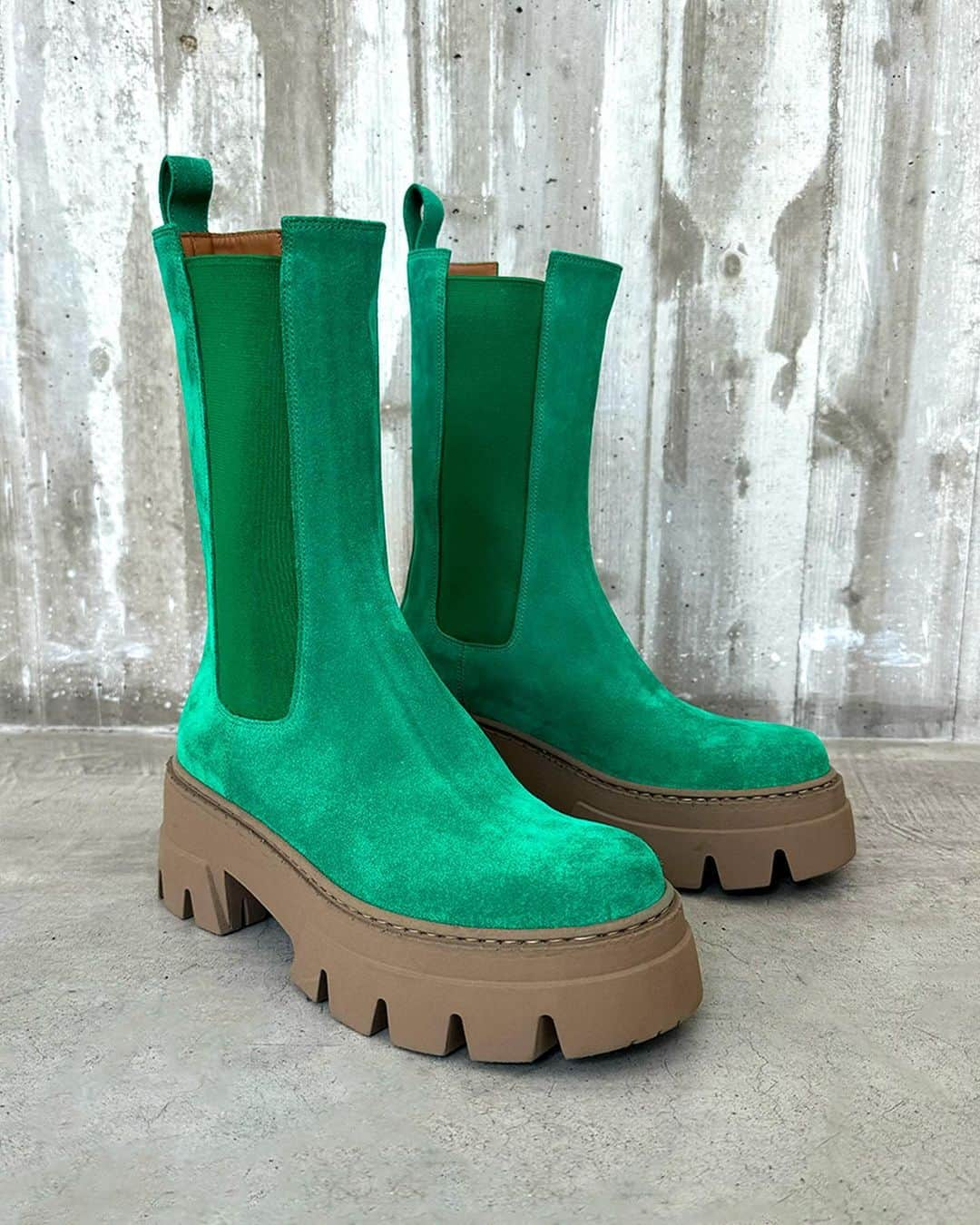 ジャンカルロパオリのインスタグラム：「Wardrobe essentials. Suede Combat Boot in Green. Shop now at GiancarloPaoli.com  #GiancarloPaoli #FallWinter23 #Collection #Woman #Shoes」