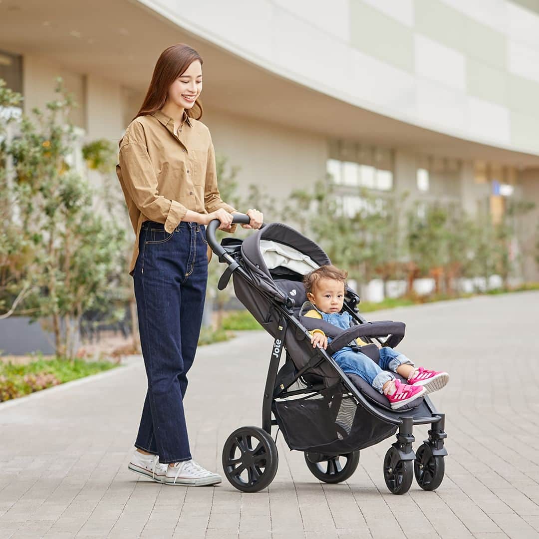 のインスタグラム：「. 人気の秘密は３つのポイント👶 ___________________________________ ◾️Joie ベビーカー ライトトラックス4 ___________________________________  イギリス生まれのベビーブランドJoie（ジョイー）の🇬🇧 【ライトトラックス４】はママパパからも人気の ベビーカーです！  人気の秘密は３つのポイント 🌼押し心地の良さ 3輪ベビーカーの曲がりやすさと 4輪ベビーカーの安定性を兼ね備えています！ 🌼折りたたみやすさ ボタンを押してハンドルを引っ張れば 2秒ですぐに折りたたみが可能！ 🌼乗り心地の良さ 赤ちゃんの快適な乗り心地を考慮した 機能がたくさん詰まっています！  ハンドルの手元には ママパパ用のカップホルダー＆小物入れも 備わっているので、お出かけがより快適になります🌷  ぜひこの機会にチェックしてみてください＊」