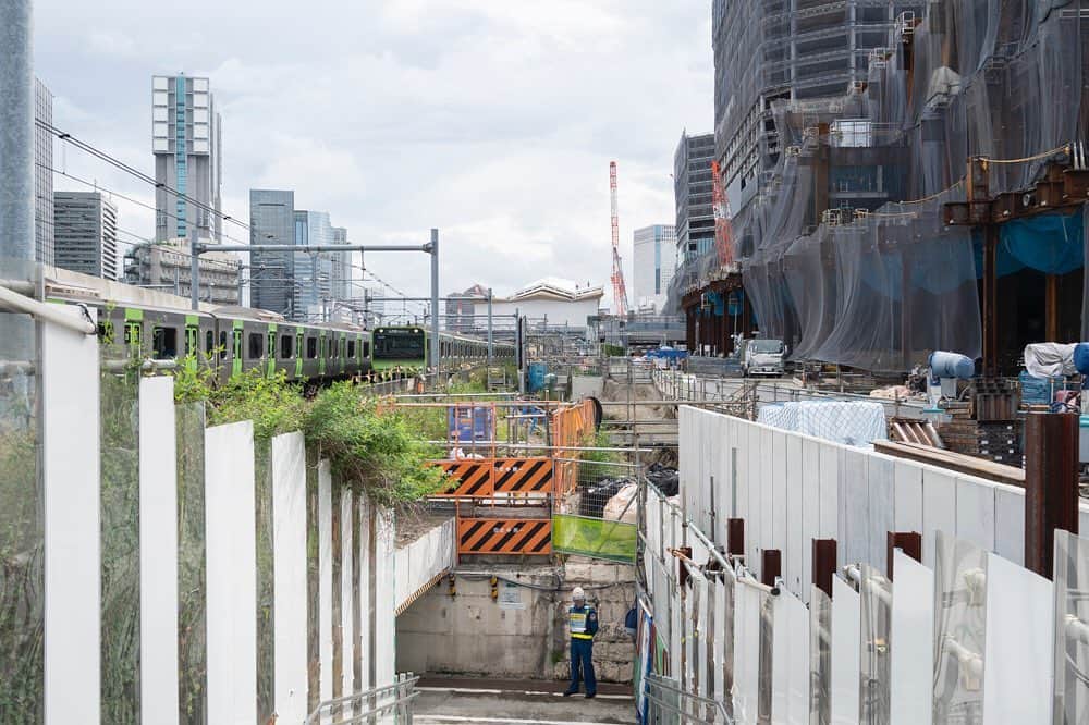 のインスタグラム：「高輪ゲートウェイ駅周辺再開発 (2023.9.21撮影)  最寄駅：高輪ゲートウェイ駅  #tokyotokyo #tokyogram #moodygrams #jp_gallery #ptk_japan #gdayjapan #realtokyolife #beautifuldestinations #tokyojapan #instatokyo #loves_nippon #phos_japan #bestjapanpics #cooljapan #japan_of_insta #photo_jpn #illgrammers #景色 #東京 #東京都 #東京観光 #東京旅行 #東京散歩 #風景 #街の風景 #東京風景 #Tokyo #东京 #도쿄 #tokyogood」