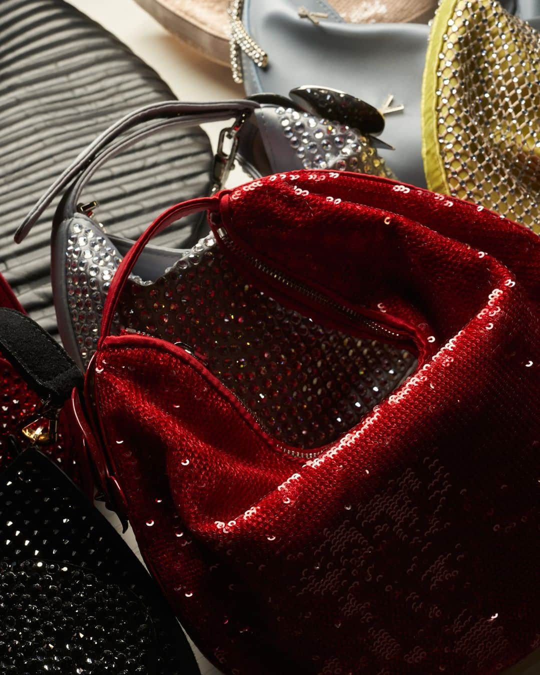 ジェニーのインスタグラム：「A symbol of refinement and boldness.  The Genny Fortune Bag is crafted for those who dare to radiate brilliance.   Discover the iconic pieces of the collection in boutiques and online on genny.com  #Genny #ShowFW2324 #ThinNoirLine」