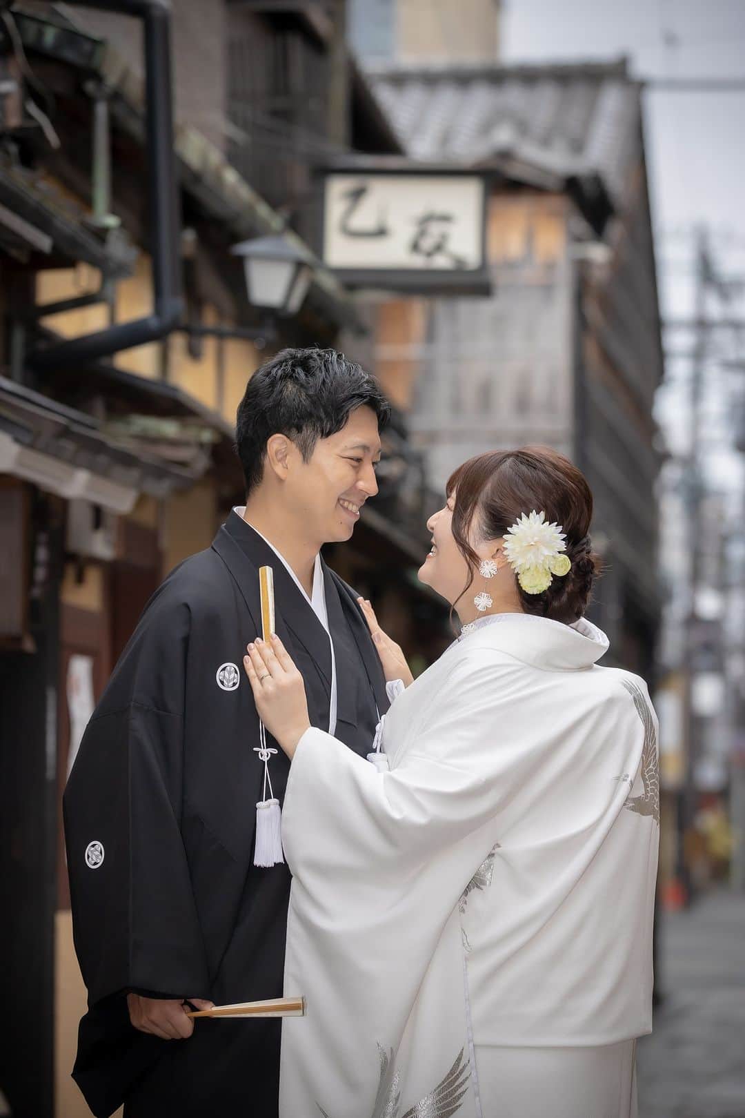 【公式】小さな結婚式のインスタグラム：「. @petit.wedding をフォローしてね♩ #小さな結婚式 をつけてのお写真投稿も大歓迎です♡ こちらの公式IGでリグラムさせていただきます＊ . 京都の風情ある街並みを背景にした一枚は まるで古き良き時代の日本に タイムスリップしたかのような一枚に✨ . >>#小さな結婚式京都店 . ——————— #petitwedding #ラヴィファクトリー #前撮り #結婚式 #プレ花嫁 #卒花 #家族婚 #少人数結婚式 #ウェディング #wedding #bridal #weddingdress #花嫁 #挙式 #結婚式準備 #式場探し #日本中のプレ花嫁さまと繋がりたい #結婚式の思い出に浸る会 #結婚準備 #京都花嫁 #ウェディングフォト #花嫁コーディネート #関西花嫁 #ロケーションフォト #和婚 #和装 #白無垢 #和婚花嫁」