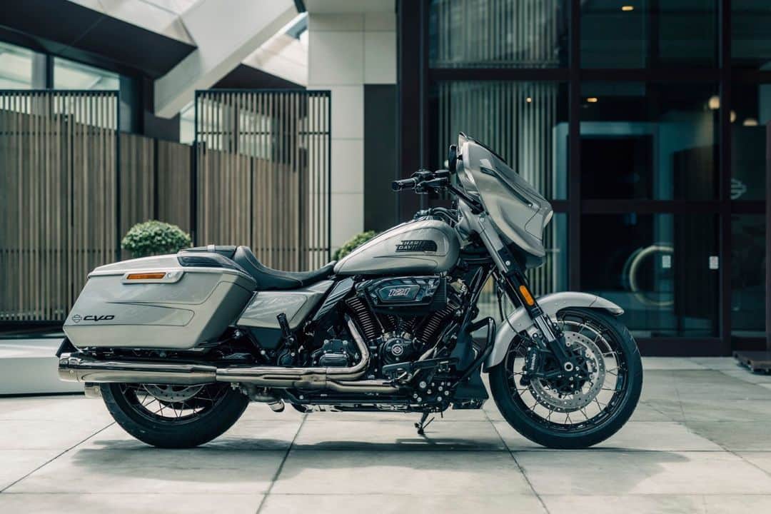 Harley-Davidson Japanさんのインスタグラム写真 - (Harley-Davidson JapanInstagram)「新型CVOデビューフェア 11/12(日)まで全国の正規ディーラーで開催中 『FEEL THE CRAFTSMANSHIP ～匠の技と情熱が融合した、最高峰モデルを体感しよう』  デリバリーまもない新モデルを期間限定で展示。期間中ご成約のお客様には、最高峰のCVOシリーズに相応しい上質なリゾートをお楽しみいただける星野リゾートの宿泊券（5万円分）を進呈します。（掲載写真は「界　阿蘇」）過去最高の排気量 1977ccを誇る新たな空冷 V ツイン、Milwaukee-Eight® VVT 121 エンジンを搭載し、大幅に進化した新デザインとCVOならではの精巧なカラーリングが特長の両モデルの魅力を、ぜひ店頭でお確かめください。  「CVO ストリートグライド」と「CVO ロードグライド」2モデルが揃って登場し、跨っていただきエンジン始動ができる*特別キャラバンも実施中。今週末11/4(土) 5(日)はH-D宮城で開催します。*ご試乗はできません  詳しくはキャンペーンページへ https://www.h-d.com/jp/ja/tools/offers/dealer-event-campaign.html  #ハーレーダビッドソン #HarleyDavidson #UnitedWeRide #CVOStreetGlide #CVORoadGlide #CVOストリートグライド #CVOロードグライド #星野リゾート」10月30日 17時01分 - harleydavidsonjapan