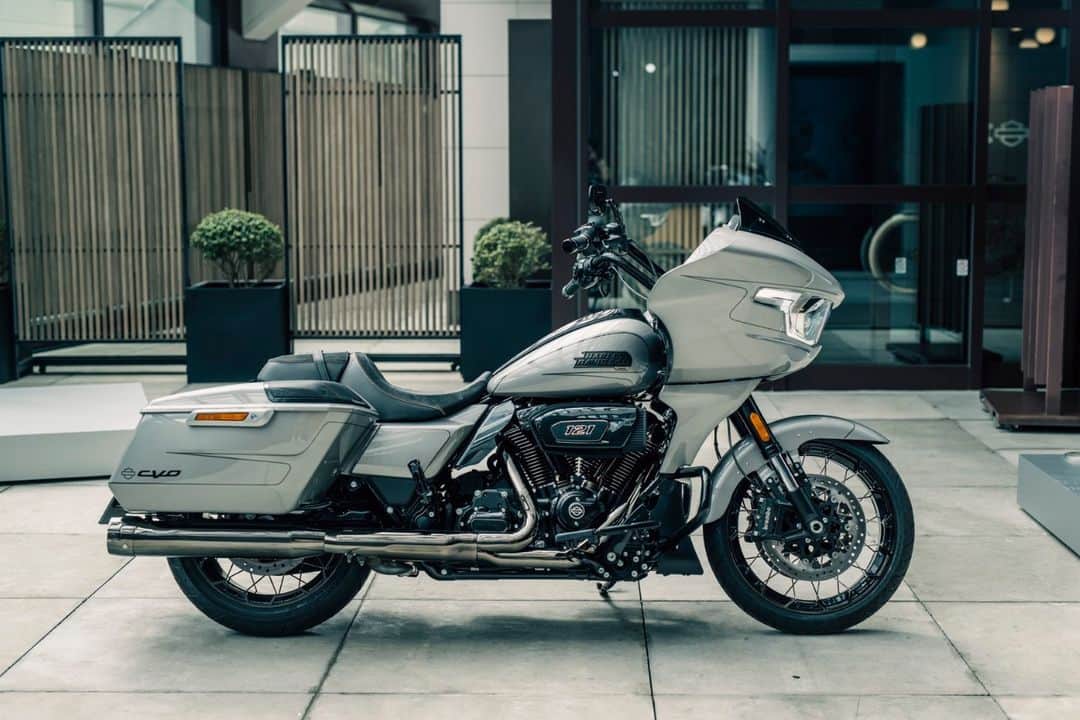 Harley-Davidson Japanさんのインスタグラム写真 - (Harley-Davidson JapanInstagram)「新型CVOデビューフェア 11/12(日)まで全国の正規ディーラーで開催中 『FEEL THE CRAFTSMANSHIP ～匠の技と情熱が融合した、最高峰モデルを体感しよう』  デリバリーまもない新モデルを期間限定で展示。期間中ご成約のお客様には、最高峰のCVOシリーズに相応しい上質なリゾートをお楽しみいただける星野リゾートの宿泊券（5万円分）を進呈します。（掲載写真は「界　阿蘇」）過去最高の排気量 1977ccを誇る新たな空冷 V ツイン、Milwaukee-Eight® VVT 121 エンジンを搭載し、大幅に進化した新デザインとCVOならではの精巧なカラーリングが特長の両モデルの魅力を、ぜひ店頭でお確かめください。  「CVO ストリートグライド」と「CVO ロードグライド」2モデルが揃って登場し、跨っていただきエンジン始動ができる*特別キャラバンも実施中。今週末11/4(土) 5(日)はH-D宮城で開催します。*ご試乗はできません  詳しくはキャンペーンページへ https://www.h-d.com/jp/ja/tools/offers/dealer-event-campaign.html  #ハーレーダビッドソン #HarleyDavidson #UnitedWeRide #CVOStreetGlide #CVORoadGlide #CVOストリートグライド #CVOロードグライド #星野リゾート」10月30日 17時01分 - harleydavidsonjapan