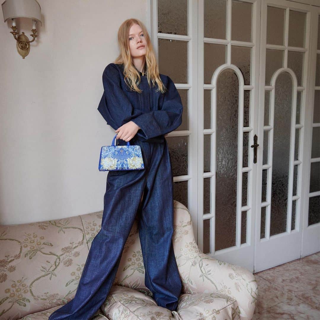 のインスタグラム：「The #AIGNER Cybill Bag Honeysuckle abounds with a floral pattern inspired by the works of William Morris. The pattern is applied to the leather with a special digital printing technique. Like all signature Cybill Bags, the Honeysuckle is handmade in AIGNER’s partner factory in Italy and stands for detailed craftsmanship and the highest quality materials.   Get yours in stores and at aignermunich.com   #AIGNERSS24」