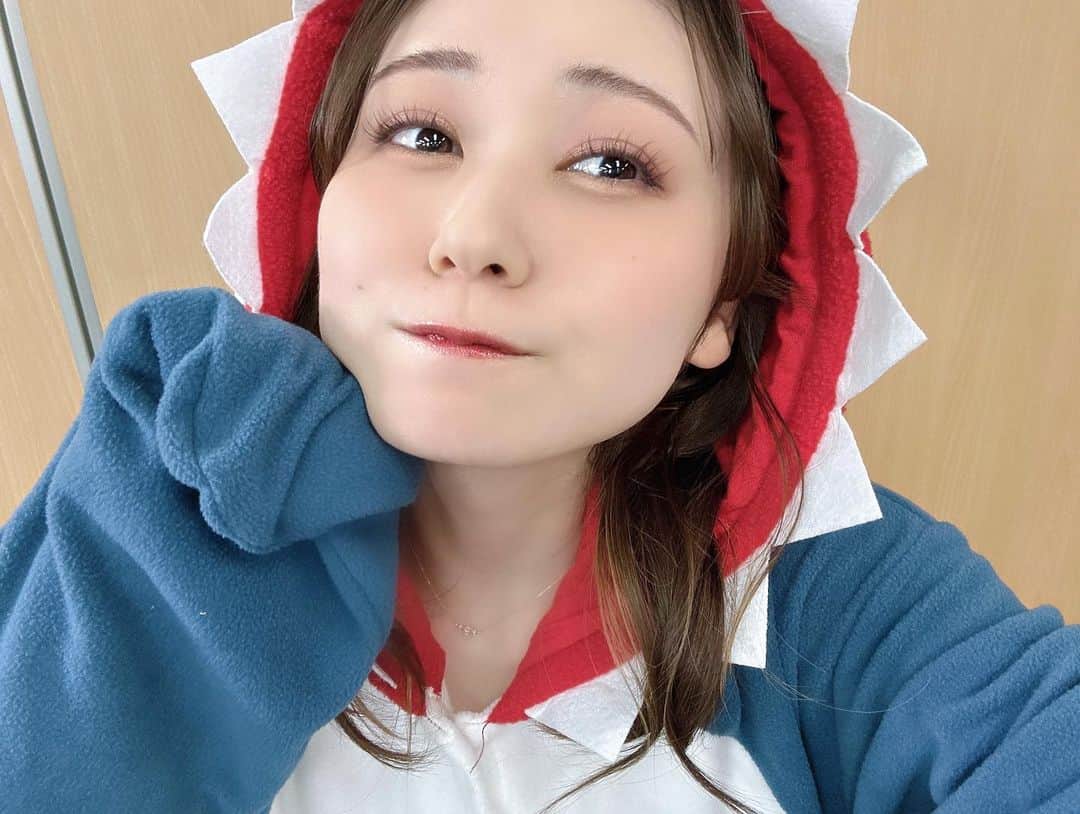 立花日菜のインスタグラム：「ひまなっつ👻🦈 ⠀ ⠀ さめ〜〜〜おでこ〜〜〜」