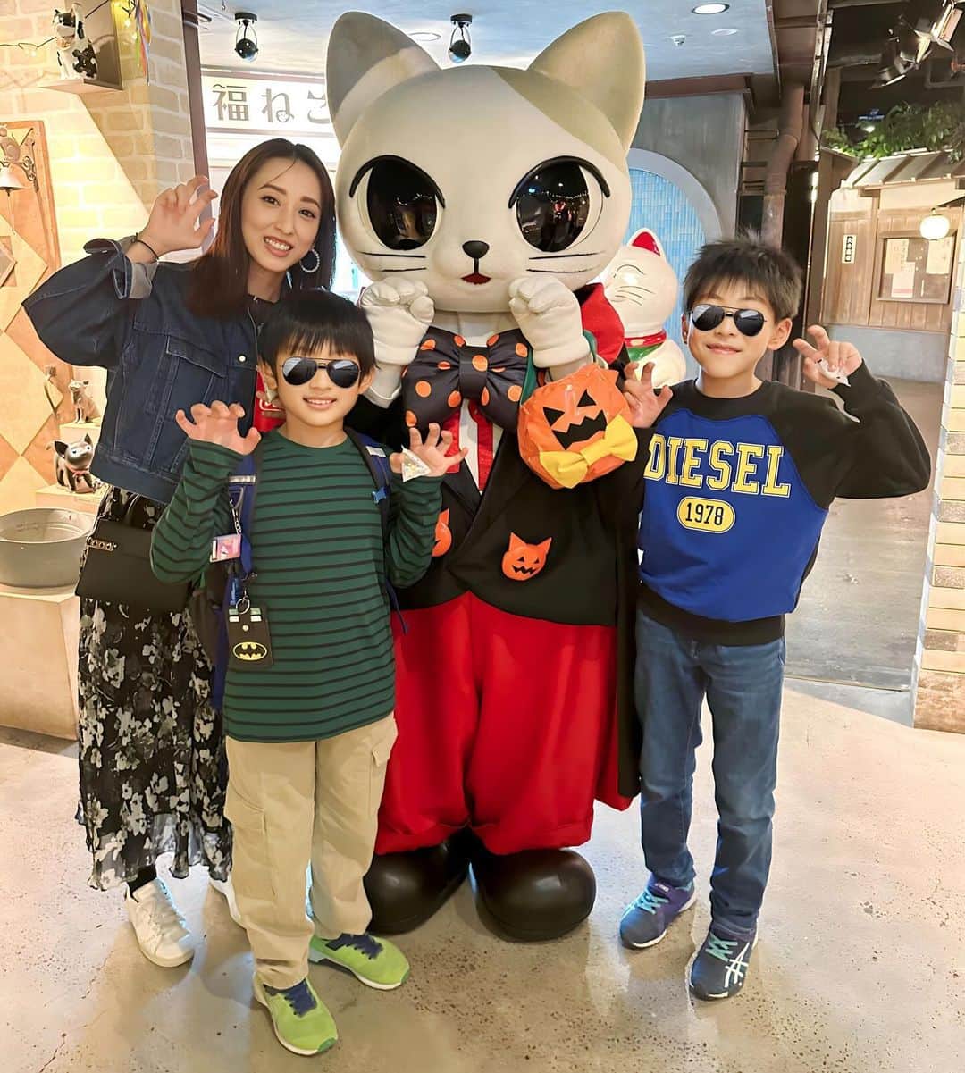 中西麻里衣のインスタグラム：「運動会代休🚩  息子とお出かけ♡ 👶🏻なしの時間は貴重である❗️  何したいー😊？の質問にそれぞれの回答… 弟…映画からの食べ放題←だと思った😂 兄…家でのんびりゲーム放題←切ない🤣  結果…ナンジャタウンからのゲームセンター🎮  息子達と手を繋いでお出かけできるのはいつまでなのかな…  来年の代休も是非一緒にお出かけしようねと約束した母なのでした🥺」
