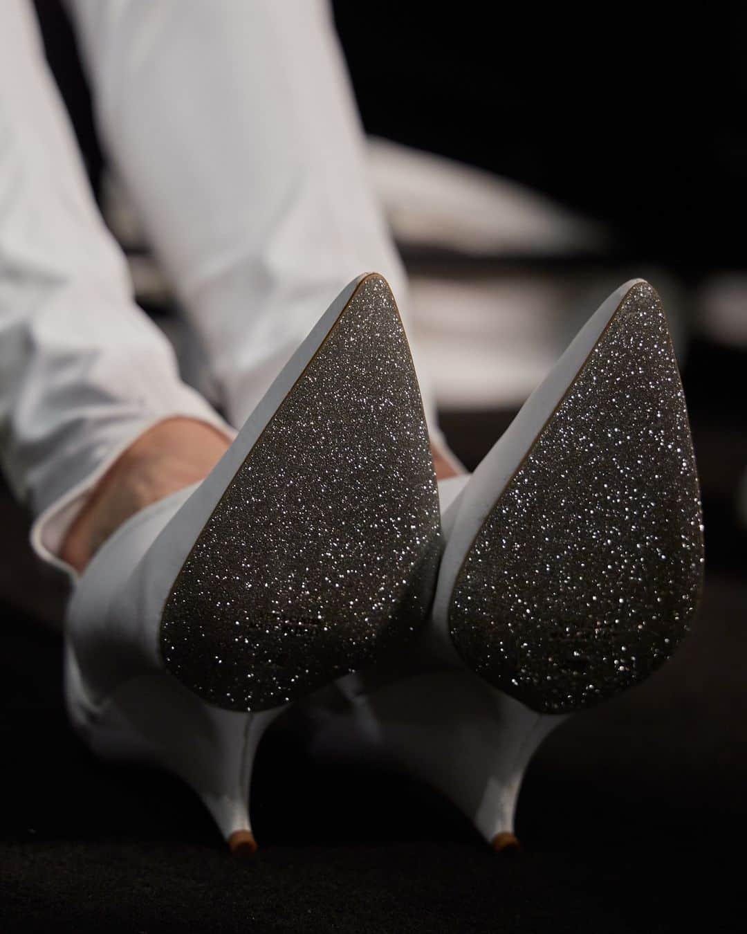 ジェニーのインスタグラム：「Glittering footprints: step into the spotlight with heels that shine in every stride.  Embrace this style statement and distinctive Genny trait from the Fall/Winter 2023-2024 collection in boutiques and online.  #Genny #ShowFW2324 #ThinNoirLine」