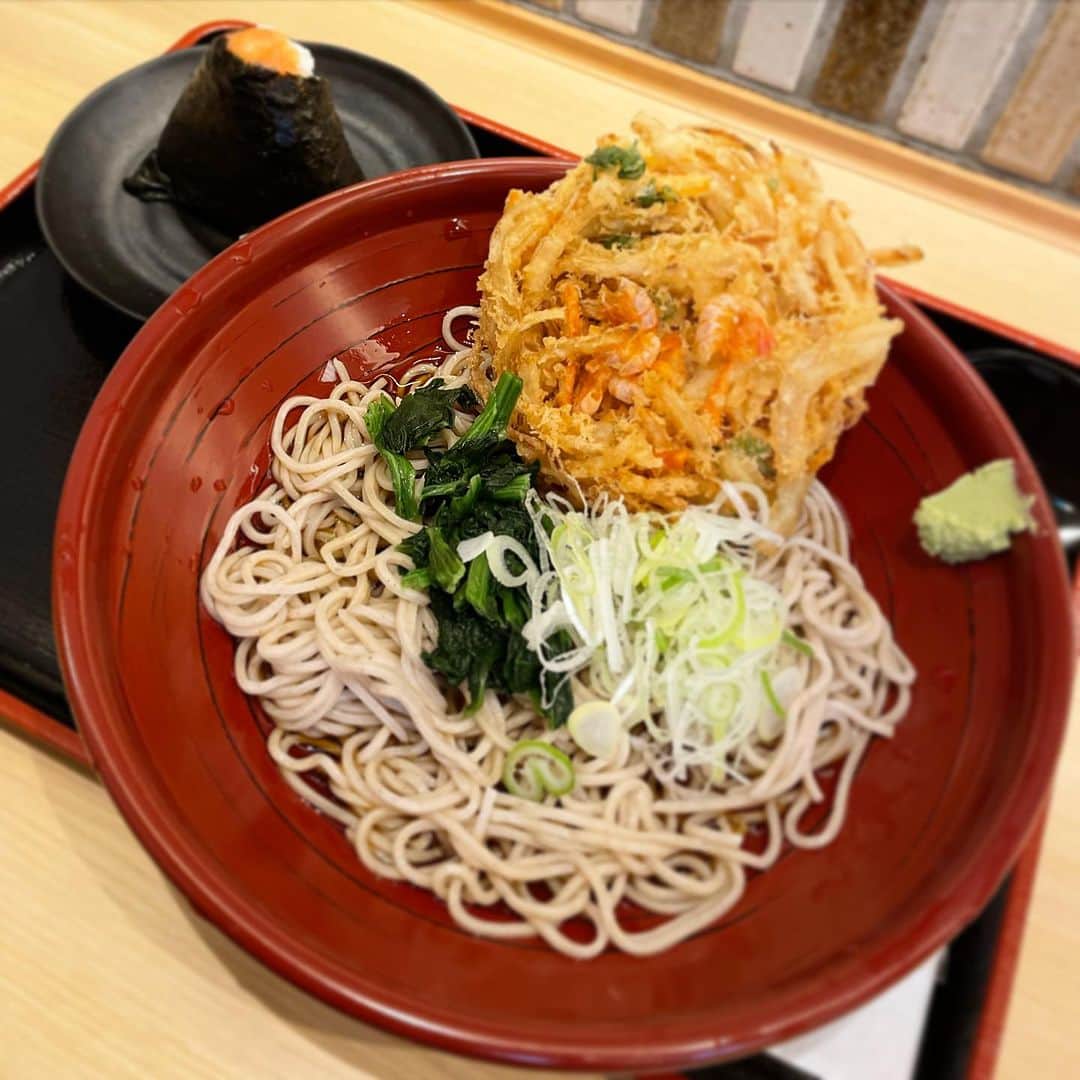 木村ひさしのインスタグラム：「最高のおっさんの昼ごはん。 箱根そば本陣　冷やしおにぎりセット(明太子)＋かき揚げ 京王側の本陣には、おにぎりがある事に気づいた月曜日。 #最高のおっさんの蕎麦  #2024チャレンジ第一弾」