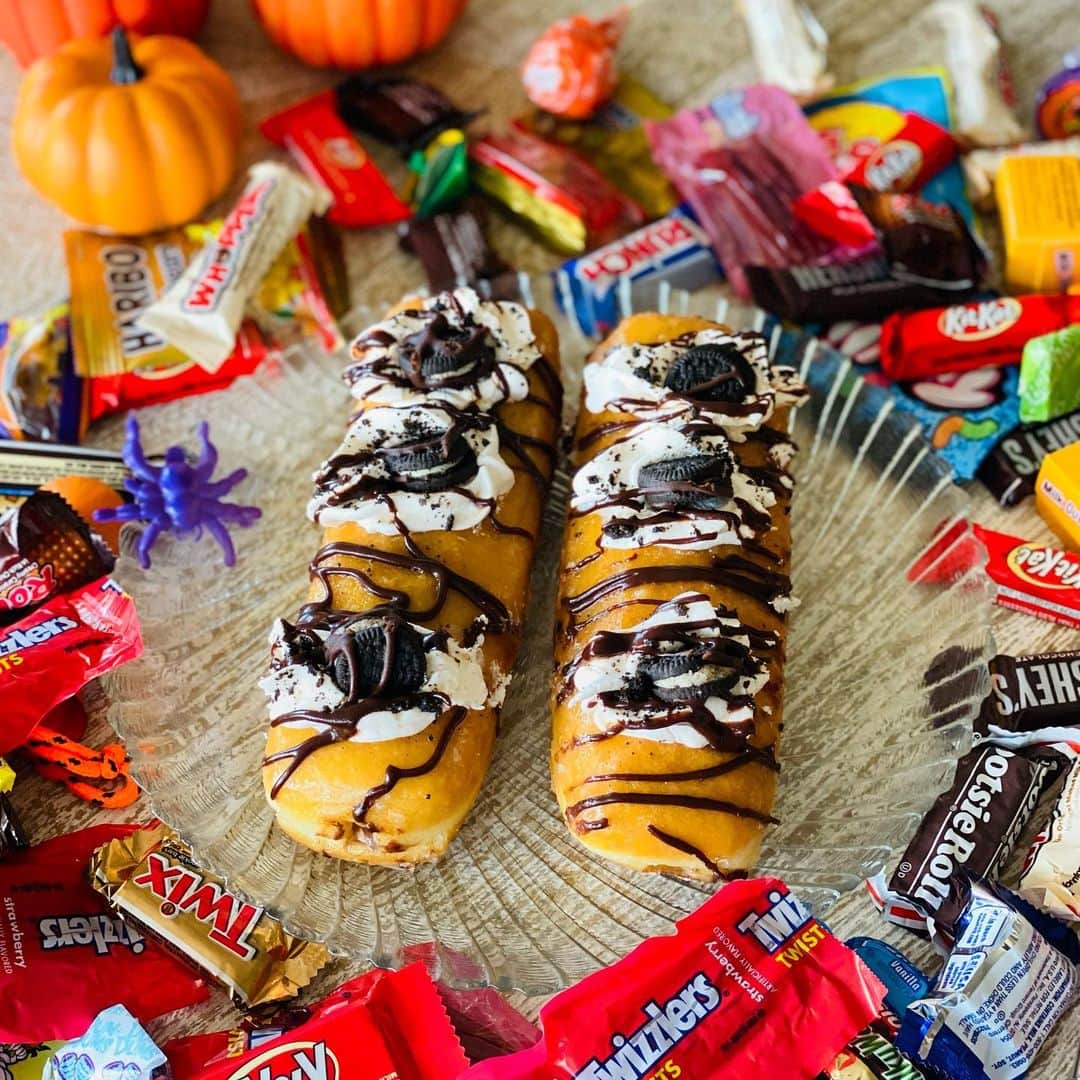 Zippy's Restaurantsのインスタグラム：「Spooky Season? Nah, it’s SWEET SEASON! Head on over to your neighborhood Zippy’s and try their very festive Oreo Cookie Long John. It’s decadent and chillingly sweet! 🕸️🎃 Only available until the end of the month. #ad  #zippysambassador  #nextstopzippys  #eatinghawaii   #hawaiieats #oahueats #honolulu #luckywelivehawaii #zippys #hawaiifood #hawaiifoodie #hawaiifoodfinds #supporthawaiibusinesses #lasvegas #vegas」