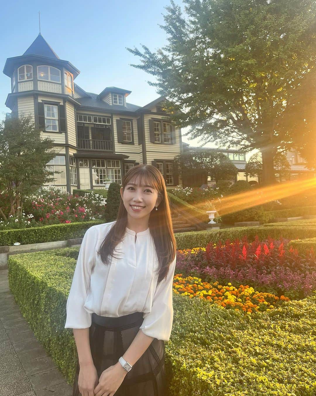 黒田菜月さんのインスタグラム写真 - (黒田菜月Instagram)「今月もあと２日🎃頑張りましょう👻 #気象予報士 #フリーアナウンサー #セントフォース #中継 #横浜 #山手西洋館 #外交官の家 #ハロウィン飾り付け」10月30日 11時40分 - nyaaatsuki_krd