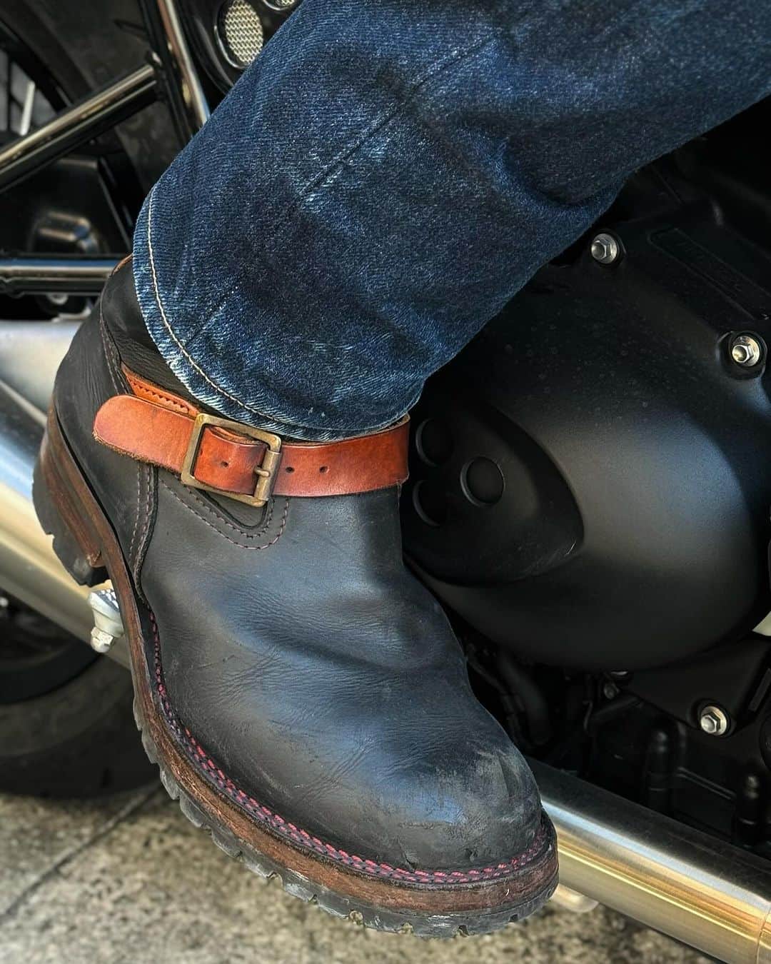 ウェスコさんのインスタグラム写真 - (ウェスコInstagram)「My WESCO! "Boss"  -Black × Vegtan Leather  ---------------------------------------------------- 📸 あなたの「自慢の一足」撮らせてください！  WESCO JAPAN直営各店では、普段からウエスコブーツを愛用いただいている方々の「自慢の一足」の写真を撮らせていただいております。 定期的にホームページやインスタグラム等で公開しているので「我こそは！」と言う方も是非お声掛けください！ ----------------------------------------------------  #mywesco #westcoastshoecompany #wesco #wescoboots #mywesco #boss #boots #since1918 #100YEARS #oregon #portland #scappoose #madeinusa🇺🇸 #triumph #thruxton #motorcycle #japan #osaka #wescojapan #tokyo #wescoebisu #wescosetagaya」10月30日 11時49分 - wesco_japan
