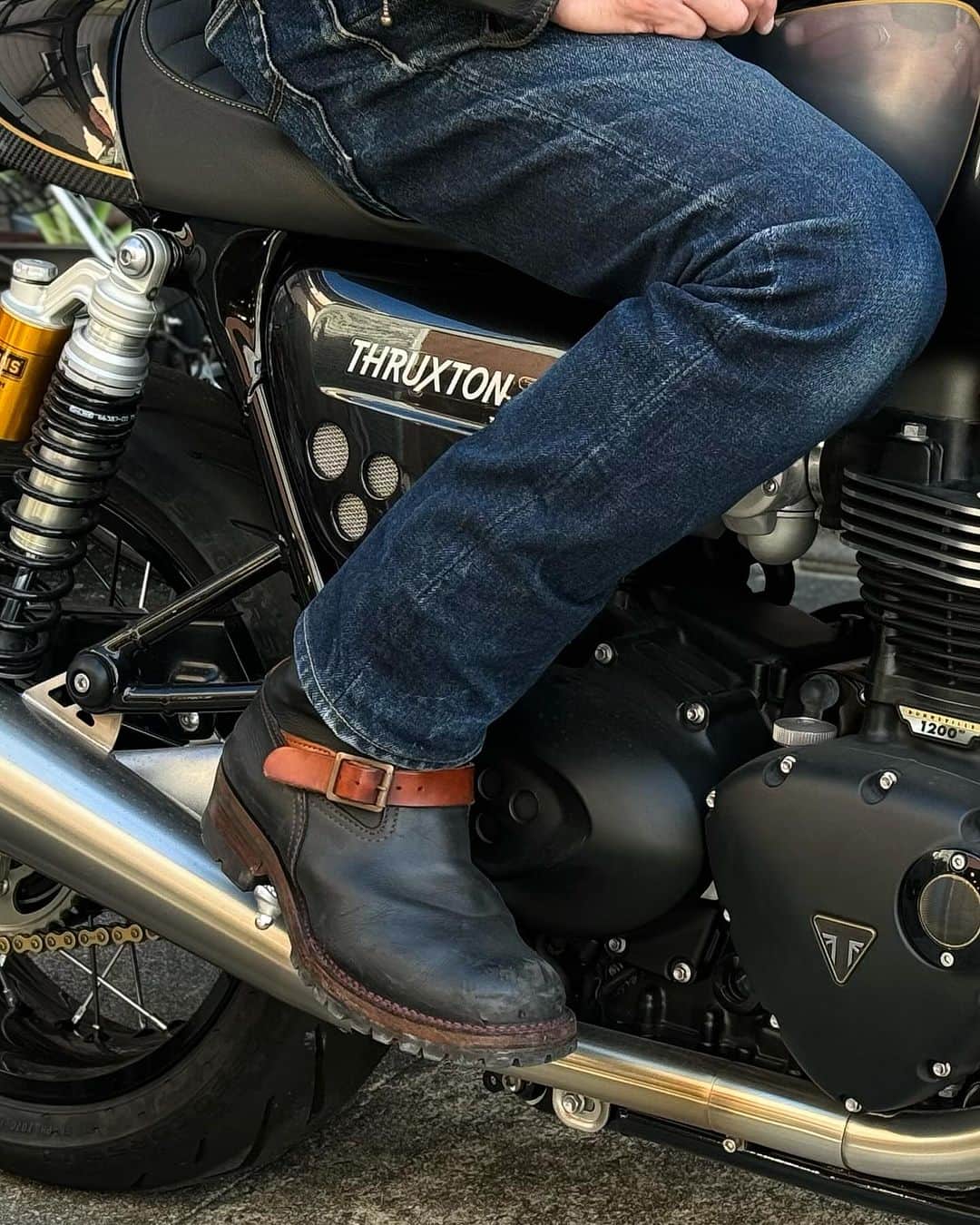 ウェスコさんのインスタグラム写真 - (ウェスコInstagram)「My WESCO! "Boss"  -Black × Vegtan Leather  ---------------------------------------------------- 📸 あなたの「自慢の一足」撮らせてください！  WESCO JAPAN直営各店では、普段からウエスコブーツを愛用いただいている方々の「自慢の一足」の写真を撮らせていただいております。 定期的にホームページやインスタグラム等で公開しているので「我こそは！」と言う方も是非お声掛けください！ ----------------------------------------------------  #mywesco #westcoastshoecompany #wesco #wescoboots #mywesco #boss #boots #since1918 #100YEARS #oregon #portland #scappoose #madeinusa🇺🇸 #triumph #thruxton #motorcycle #japan #osaka #wescojapan #tokyo #wescoebisu #wescosetagaya」10月30日 11時49分 - wesco_japan