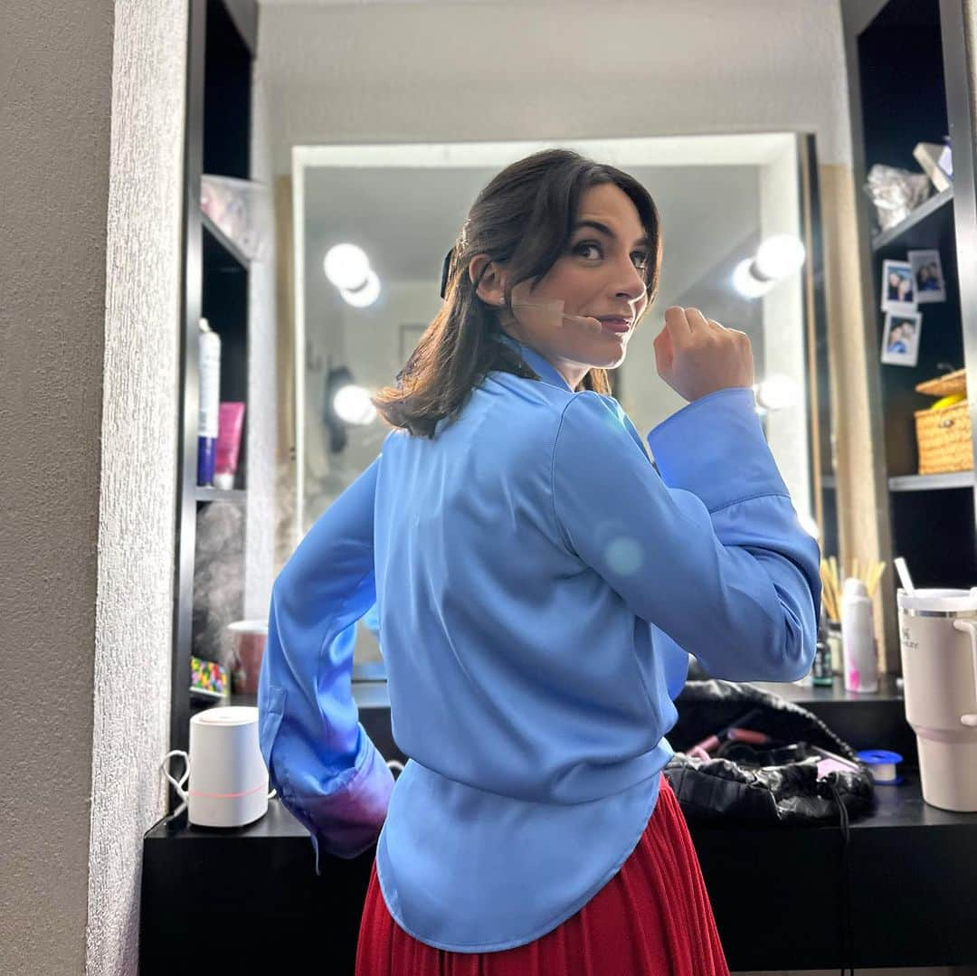 Ana Brenda Contrerasのインスタグラム：「Ella 🎭❤️‍🩹🎀 💌  El teatro sana ✨ 📸: mi @norbors」