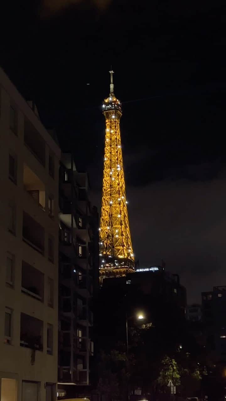 ディニのインスタグラム：「비오고 흐린 에펠부터 화이트에펠까지.. 🗼🤍 전력난 얘기땜에 이번 여행에선 못볼거라 생각했는데  걸어가다 만난 화이트 에펠!  이거면 파리 여행 완성이다.... ✨✨  #parisvibes #파리여행 #유럽여행 #에펠탑야경 #에펠탑 #프랑스여행  #여행 #화이트에펠」