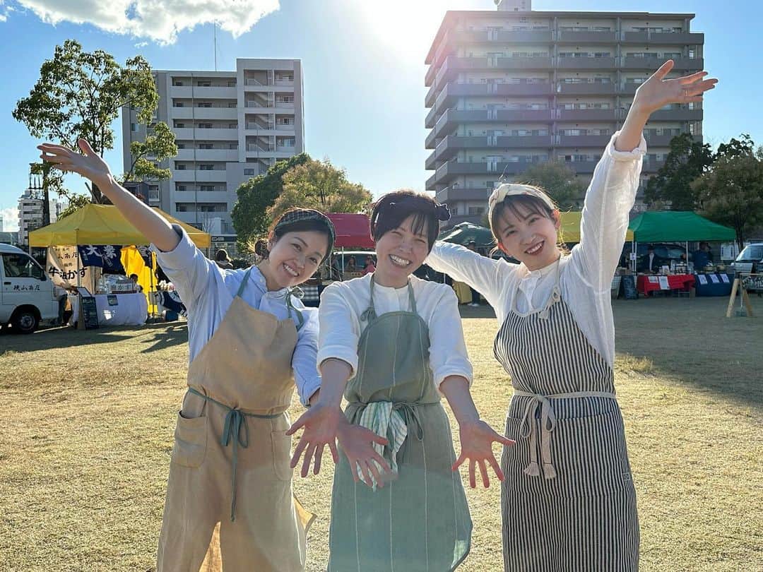 誠子のインスタグラム：「いらっしゃいませ。こんにちは。  昨日の神戸マルシェでの「誠子食堂」にご来店頂いた みなさん本当にありがとうございました。  開店前からたくさんの方にお並び頂き、びっくり嬉しかったです。有り難くすぐ完売してしまった為、お弁当やクッキーをお渡し出来なかったお客様もたくさんいらっしゃり、申し訳ありません。  みなさんにお会いできて、 温かいお言葉やお料理の感想を頂けて嬉しかったです。  今回、神戸での私の夢を叶えてくれた 湊川市場のスタッフのみなさん、あんなちゃん、みくちゃん、ご来店くださったみなさん。 本当にありがとうございました。幸せです。  merci 🙊🍀💕  #誠子食堂 @minatogawa_teshigoto」