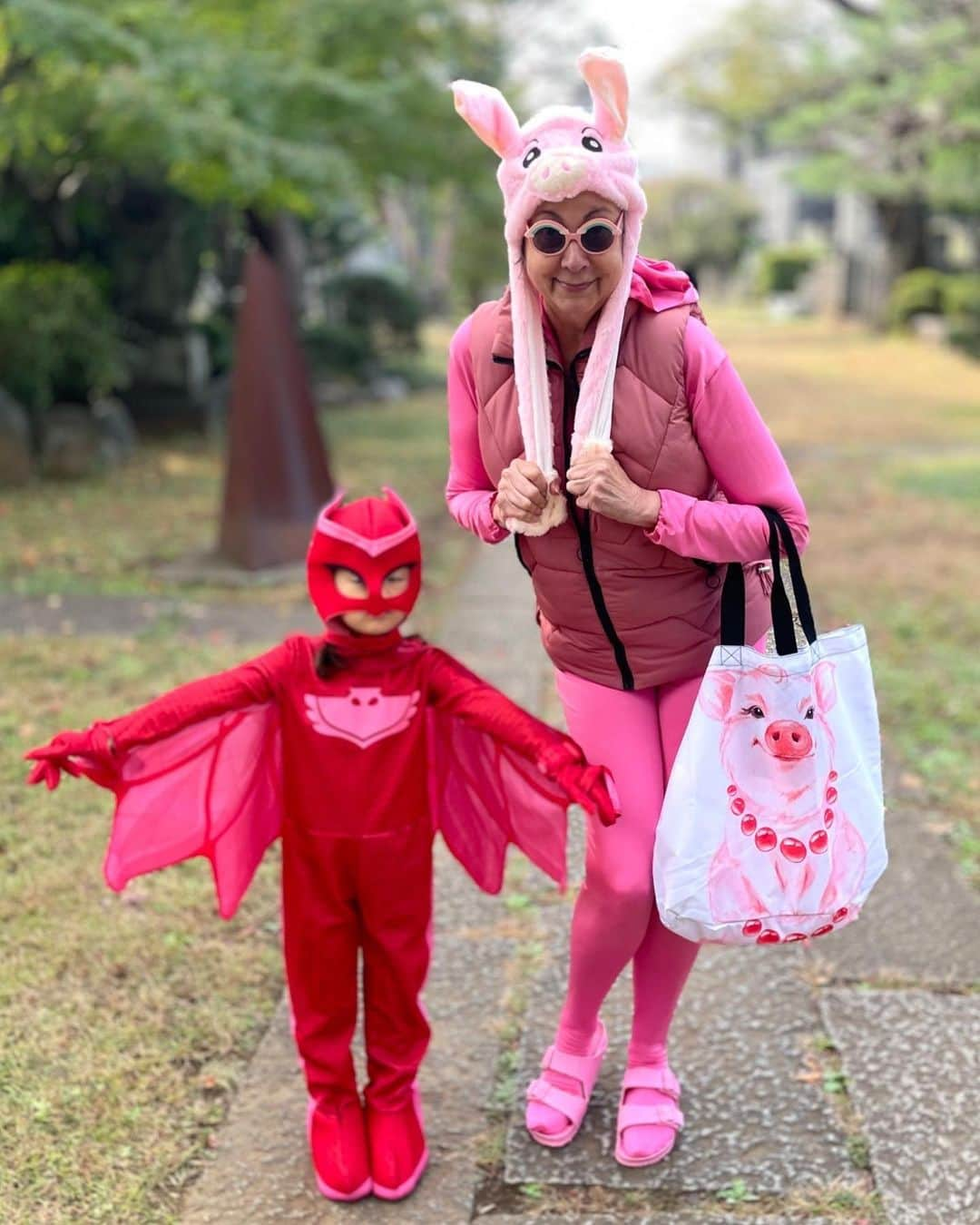 森泉のインスタグラム：「我が家のハロウィンといえばグランマとの仮装❤🐷」