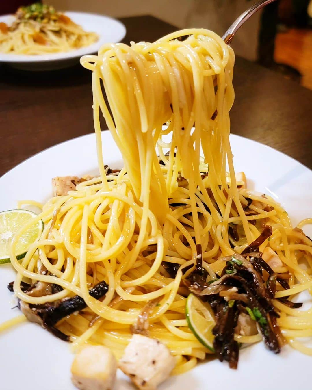 石関友梨さんのインスタグラム写真 - (石関友梨Instagram)「KOP出場店紹介🇮🇹シャキっと新食感きのこ！南イタリア×和風なパスタ✨  【ウメ】 🇮🇹みなかみ産雪割茸とメカジキのすだち香るパスタ  キングオブパスタ初出場！ 以前に「リンレン」で働いていてキングオブパスタの 経験はあるが独立して出場するのは初めて✨  その当時から 「キングオブパスタに出場したら私はこの"雪割茸"を使ったパスタを絶対に出品したい！」と決めていたそう  今回念願のキングオブパスタ出場ということで こちらのメニューで挑みます💪✨  「雪割茸」とは全長25cmと長〜い希少なきのこで 世界的にも珍しい品種だそう  シャキシャキぷりぷりと食感がたまらなく良いです👍  南イタリアの料理ではメカジキが定番魚 雪割茸とメカジキそしてそこに "すだち"を合わせることによりスッキリとまとまり良く 香り良い和風な味わいです  数々の柑橘を試した中、1番バッチリ決まったのが "すだち"だったそうでこだわりを感じました！  品がありながら食べててきのこの新食感と メカジキは型崩れしにくいので見た目も良い⁡ ⁡ふんわりお魚感とアクセントなすだちと 食べてて楽しく嬉しいパスタでした✨  ◆＊◇＊◆＊◇＊◆＊◇＊◆＊◇＊◆＊◇＊◆＊◇＊◆  【Torattoria Ume】 群馬県高崎市請地町19-1 ⁡(高崎少年科学館近く、ココス高崎店隣り) @torattoriaune  営業時間  Lunch  11:00-15:00    Dinner  17:30-23:00 定休日  月曜(不定休あり)  〖店舗紹介〗 新鮮野菜と魚介類などの素材を活かした南イタリア料理を提供する、今春オープンした新鋭トラットリア。 店名の「ウメ(Ume)」はオーナー梅山さんの姓が由来で、「とにかく覚えてもらいたいからシンプルな名前にした」とのこと。格式高い本格イタリアンではなく、カジュアルで普段使いできるイタリアンを目指していて、その想いが伝わるように客層は学生から高齢者までと幅広いです。お客様の食べたい前菜だけを盛り合わせたり、メニューにないオーダーも可能なのはやはり個人店ならではの対応力です。パスタやアラカルトなど、豊富な南イタリア料理が並ぶなか、密かに人気を博しているオリジナルタルトは特に絶品。 SNSに画像を投稿すると、即完売になってしまうほどの人気ぶりです。高崎にまた、新しいスタイルのイタリアンの誕生です。  🌼他おすすめパスタ🌼 「からすみとピスタチオのペペロンチーノ」  ◆＊◇＊◆＊◇＊◆＊◇＊◆＊◇＊◆＊◇＊◆＊◇＊◆  👑キングオブパスタ2023👑 高崎市「もてなし広場」10:00〜16:00開催！   高崎駅西口から徒歩10分程 駐車場はお近くの有料駐車場にお願い致します  1枚のチケットで5食のパスタを食べ比べ 美味しかった＆お気に入りパスタに投票してください🇮🇹  今年は学割＆午後券を導入してみました💡 (午後券は売り切れ店が出る場合をご了承ください)  前売りチケットや詳細は「キングオブパスタHP」にて @kingofpasta⁡ ⁡⁡ ⁡#キングオブパスタ2023 #キングオブパスタ #高崎パスタ  #高崎パスタ大使 #パスタ大使 #もてなし広場 #高崎グルメ  #高崎イベント #群馬イベント #食フェス  #パスタの街  #トラットリアウメ  #ウメ  #torattoriaume  #ウメ高崎」10月30日 11時55分 - yurimorico