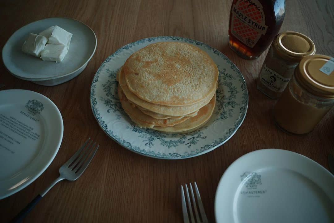 藤田敦子さんのインスタグラム写真 - (藤田敦子Instagram)「ㅤ 【#blendakitchen 】 @usagifarm_ai のパンケーキミックス使ってみた。  豆乳で、めずらしく家に卵あったので卵は入れました。 卵なしではやはりこうならんかなあ。 卵の代わり、はやはりないかなあ。 卵なしやってみたいが。  ちなみにバターは #ソイレブール 。  メープルシロップと、ナッツバターつけたりして。 口の中の水分持っていかれたけど ほんとに美味しかったな。  カフェオレは玄米コーヒーです☕️  #気分でいきなり枠なし #なんとなく #色々加工するのめんどくなった」10月30日 11時55分 - blenda0305