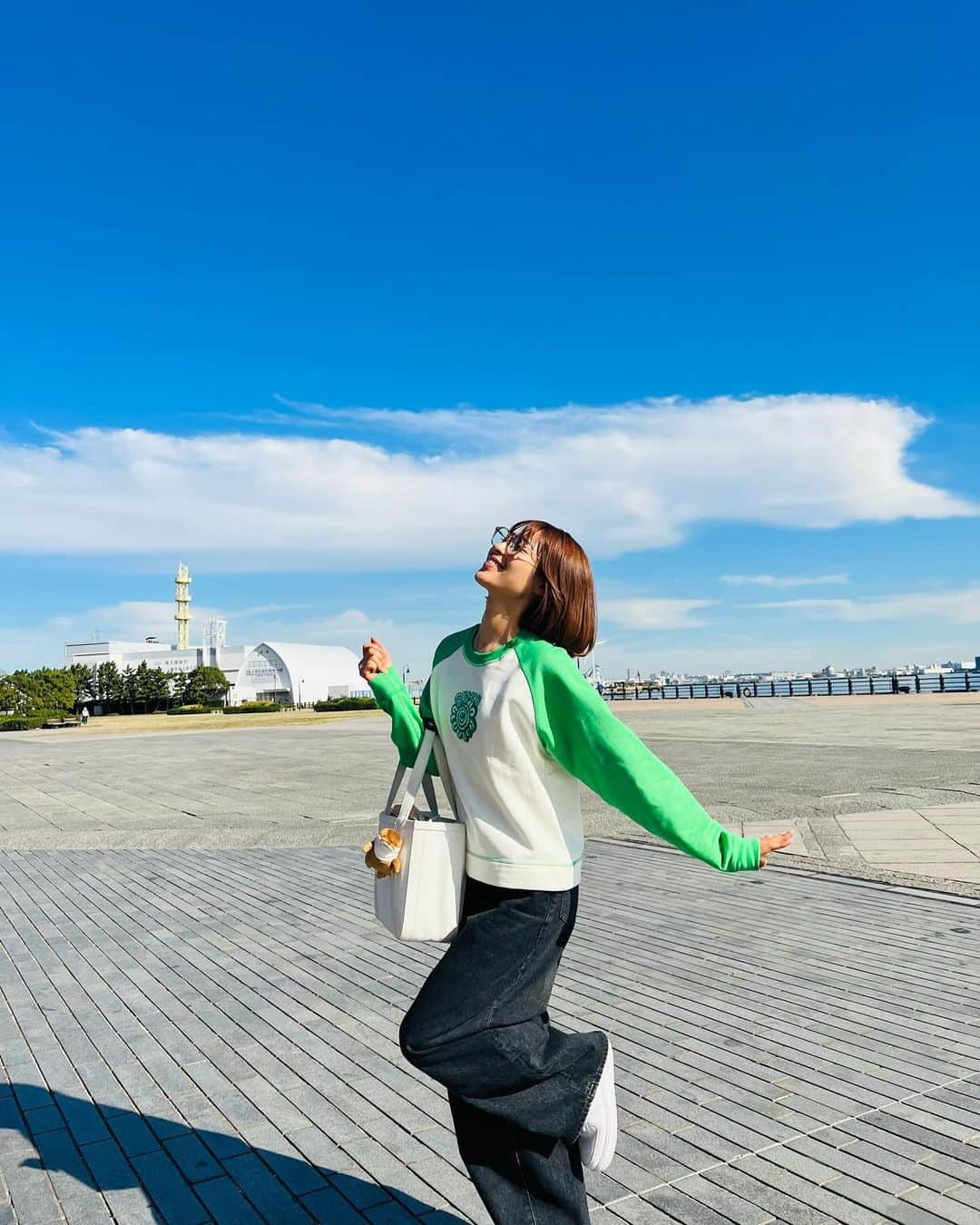瀧本美織のインスタグラム：「💚 撮影の中空きを目一杯楽しんでるひと🥴 マネージャーさんと横浜デート🦦   #忍法メガネ残し」