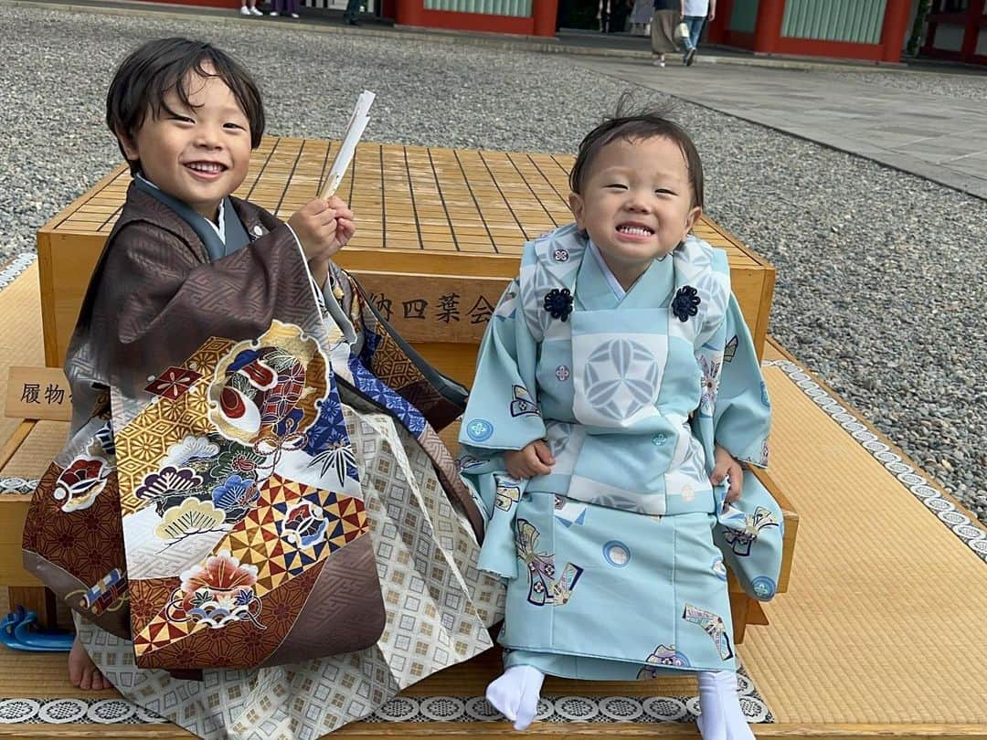 江原千鶴（エハラチヅル）さんのインスタグラム写真 - (江原千鶴（エハラチヅル）Instagram)「日枝神社で七五三詣りをしました☺️ うたくんとわくん可愛いかったーー❤️ 家族でお着物着て写真も撮ったし、良い記念になった！  #日枝神社 神社#七五三#家族写真#エハラ家」10月30日 11時57分 - eharachizuru