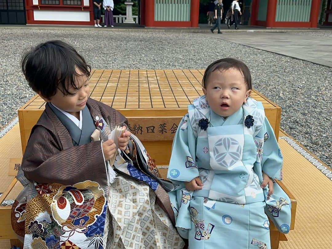 江原千鶴（エハラチヅル）さんのインスタグラム写真 - (江原千鶴（エハラチヅル）Instagram)「日枝神社で七五三詣りをしました☺️ うたくんとわくん可愛いかったーー❤️ 家族でお着物着て写真も撮ったし、良い記念になった！  #日枝神社 神社#七五三#家族写真#エハラ家」10月30日 11時57分 - eharachizuru