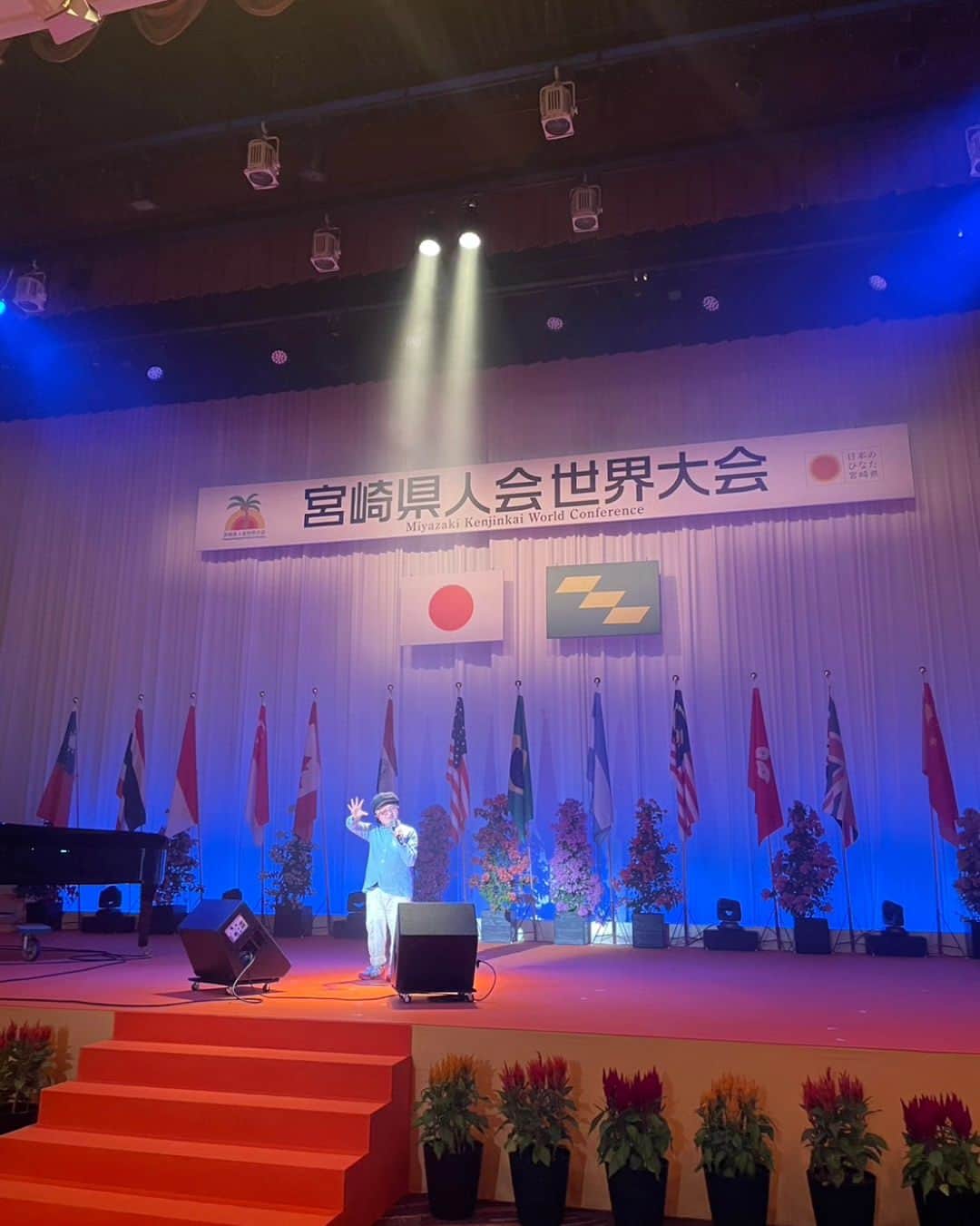 米良美一さんのインスタグラム写真 - (米良美一Instagram)「🌞宮崎県人会世界大会🌴  世界中でご活躍の 宮崎県にゆかりある皆様‼️ ふるさとへ おかえりなさい☺️💖  先だって シーガイアサミットホールにて、 盛大なる集会が開催されました。 ワタクシも歓迎の思いを込めながら 歌わせていただきました❤️ これ❗至極光栄の極み✨🙏😌 ありがとうございます。  外国の地に暮らすこと､､ それは文化や価値観の相違、 そして不馴れな習慣など 決して楽なことばかりとは かぎりません。  けれどもそこで 友人🤝知人の輪が広がってくると、 いつの間にか面倒な感情は失せ、 愛しさ感じるホームタウンに☺️💖  愛する場所が増えるって、 とても素敵なことですね👍  #宮崎県人会世界大会 #シーガイアサミットホール #特別ゲスト #歌手 #カウンターテナー歌手  #米良美一  #光栄の極み  #ありがとうございました」10月30日 11時57分 - la_melamela
