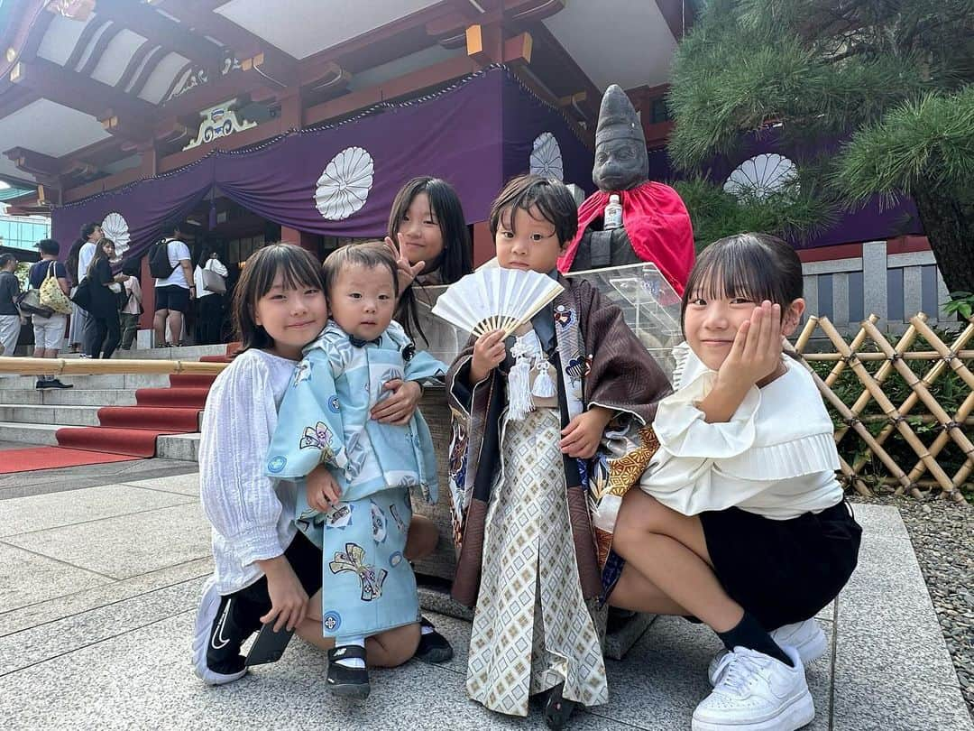 江原千鶴（エハラチヅル）のインスタグラム：「日枝神社で七五三詣りをしました☺️ うたくんとわくん可愛いかったーー❤️ 家族でお着物着て写真も撮ったし、良い記念になった！  #日枝神社 神社#七五三#家族写真#エハラ家」