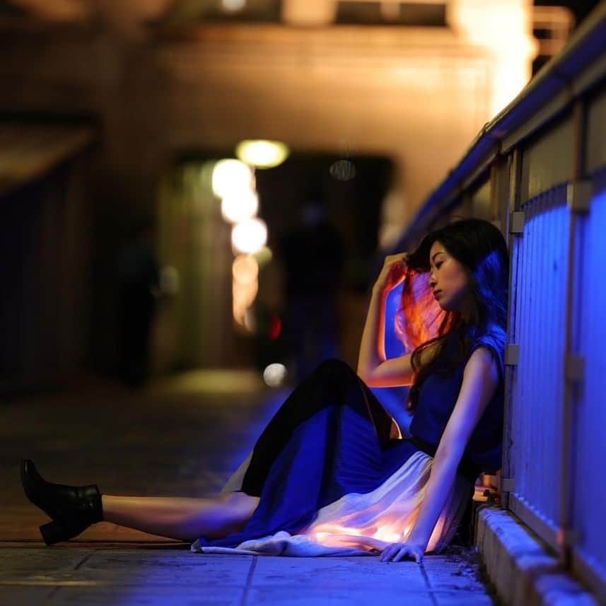 木谷有里のインスタグラム：「勝鬨橋💙  Photo by @tsuchiyakatsuyoshi   Phottix T200R RGB TUBE LIGHT @phottix_japan   #勝鬨橋 #築地　#土屋勝義　 #phottix #木谷有里」