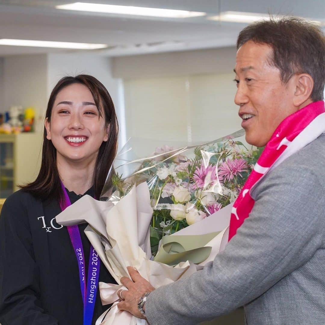 五十嵐千尋さんのインスタグラム写真 - (五十嵐千尋Instagram)「引退のご報告   いつも応援してくださる皆様へご報告です。 これまで約20年続けてきた水泳競技を、先月のアジア大会をもって引退することといたしました。   ジュニアの日本代表に選出されて海外遠征で経験を積み、高校三年生の時に初めて日本選手権で優勝しました。その後、シニアの日本代表を約10年経験。階段を上り続けてきた水泳人生でした。ジュニア時代からの20年を振り返ると、数えきれないほど多くの思い出がよみがえります。   幸いここまで大きな挫折もなく、両親は小さい頃から水泳一筋で頑張らせてくれ、小学生から社会人に至るまでたくさんのコーチ、先生方にもお世話になり支えてもらいました。そして社会人になり、熱く応援を届けてサポートしてくださったテイクアンドギヴ・ニーズ、またこれまで私に関わってくれた本当に多くの方々にも感謝しています。水泳を通して競技だけでなく、人間性も学び、成長させてもらいました。   これからは第二の人生が始まります。不安も期待もありますが、変わらず温かく見守っていただけたら嬉しいです。   いつも応援してくれるファンの皆様、サポートしてくださった方々、本当にありがとうございました。   五十嵐千尋」10月30日 12時00分 - iga24chiii
