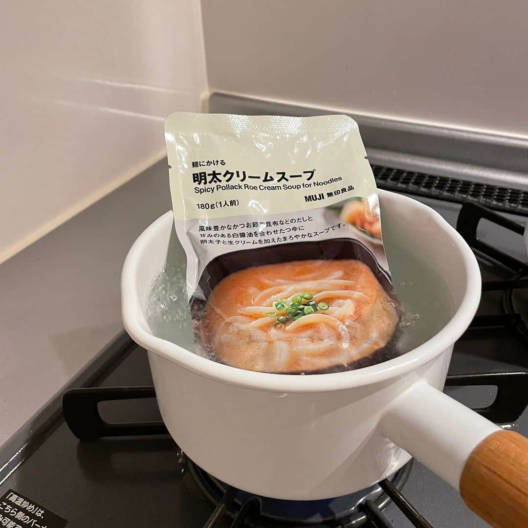 無印良品さんのインスタグラム写真 - (無印良品Instagram)「だしが効いたまろやかな味わい。『麺にかける 明太クリームスープ』 - 風味豊かなかつお節や昆布などのだしと、甘みのある白醬油を合わせたつゆに、明太子と生クリームを加えたまろやかなスープです。あたためて麺にかけるだけで、満足感のある1品に。  お好みで海苔をのせたり、ネギをのせたりするのもおすすめです。  他にも、『牛すじカレースープ』や『味噌煮込みうどんスープ』などの味わいを揃えました。  ▼商品名・価格（消費税込み） 麺にかける 明太クリームスープ　320円 麺にかける 牛すじカレースープ　350円 麺にかける 味噌煮込みうどんスープ　350円 麺にかける 白胡麻担々ソース　350円  ※価格は2023年10月30日現在のものです - #無印良品 #MUJI #レトルト #うどんスープ #レトルトうどんスープ #うどん #明太クリームうどん #カレーうどん #味噌煮込みうどん #担々うどん」10月30日 12時00分 - muji_global