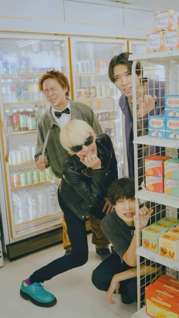 go!go!vanillasのインスタグラム：「10th ANNIVERSARY GIFT ALBUM 「DREAMS」より、 「コンビニエンスラブ」MVのオフムービーを公開！🏪  movie by @renzo1101   #gogovanillas #バニラズ #DREAMS #コンビニエンスラブ」