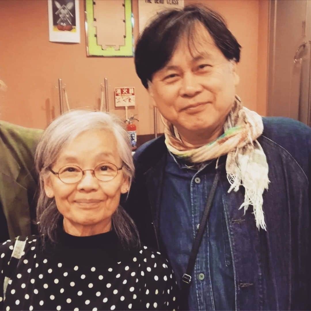 巻上公一のインスタグラム：「シアターＸ　演劇詩プロジェクト2023秋篇『痕跡(こんせき）』ルティ・カネル の演出にうんざりしたという。 終演後、石井くにこさんと。　羽仁進の映画「初恋・地獄篇」(1968)からのファンなので、とてもうれしい。」