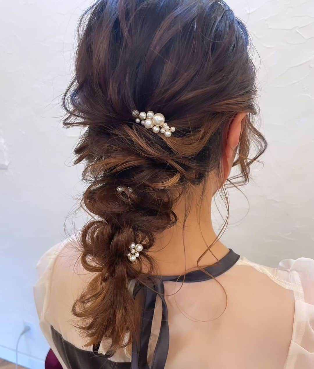 梅田ナチュラルセットサロンRiccoのインスタグラム：「@hair_make_ricco   結婚式ラッシュの今の時期に🧡 人気の　#あみおろしアレンジ   お飾り付けるとより華やかに♪  お問い合わせ Tel:06-6110-5933 LINE:@ricco_umeda  #梅田セットサロン #ハロウィンヘア  #ヘアセット #梅田ヘアセット #ユニバヘアメ  #ゆるふわ #ハーフアップ #ハーフツイン #ねじりアレンジ  #イベントヘア #推し活女子 #大人可愛い #お呼ばれヘア #参列ヘア」