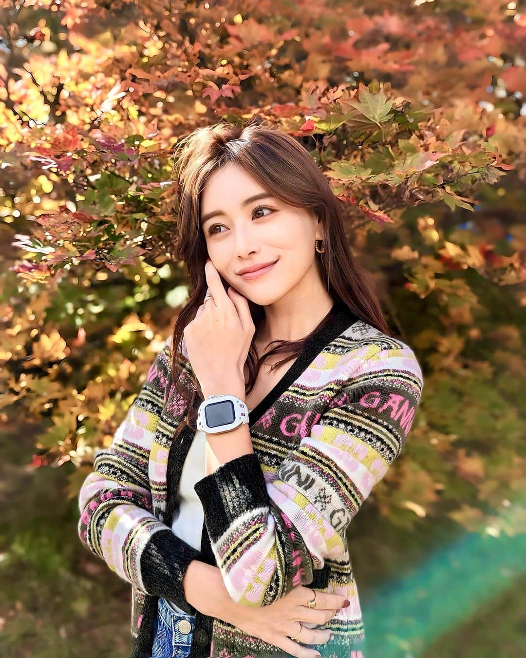 石井里奈のインスタグラム：「iphone15にしたらなんだかApple Watchも気になって🥺 携帯見なくてもLINEの通知とかチェックできるのいいよね♥️ . そこでベルトはラグジュアリーブランド @humblerichjapan のものを⌚️💕 一気に高級感✨Apple Watch 9/8/7対応のサステナブル素材のエシカル コレクションにしました☺️🌿✨ . 強度が高く、ケースは再生ステンレススティールを使用！ スポーティーでもカジュアルでも甘めのコーデでも合わせやすくてよかったよ💓✨ ペアウォッチとしてもおすすめ！ぜひチェックしてみてね！ . #humblerich #ハンブルリッチ #PR #applewatch #アップルウォッチ #アップルウォッチバンド #時計 #腕時計 #時計好き #applewatchband #高級時計」