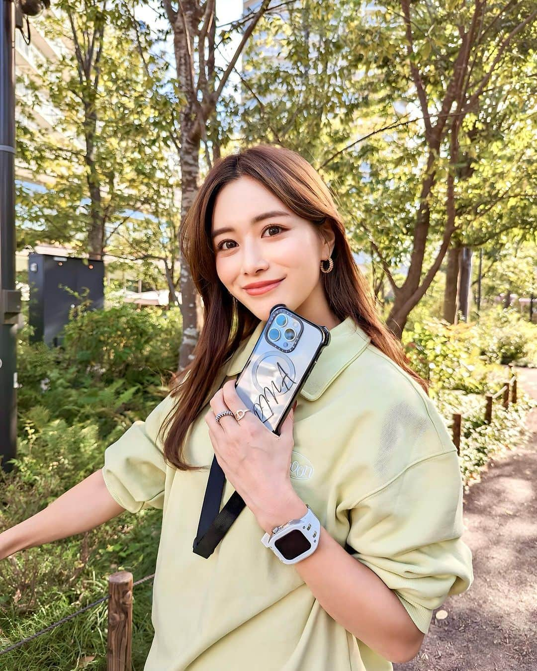 石井里奈さんのインスタグラム写真 - (石井里奈Instagram)「iphone15にしたらなんだかApple Watchも気になって🥺 携帯見なくてもLINEの通知とかチェックできるのいいよね♥️ . そこでベルトはラグジュアリーブランド @humblerichjapan のものを⌚️💕 一気に高級感✨Apple Watch 9/8/7対応のサステナブル素材のエシカル コレクションにしました☺️🌿✨ . 強度が高く、ケースは再生ステンレススティールを使用！ スポーティーでもカジュアルでも甘めのコーデでも合わせやすくてよかったよ💓✨ ペアウォッチとしてもおすすめ！ぜひチェックしてみてね！ . #humblerich #ハンブルリッチ #PR #applewatch #アップルウォッチ #アップルウォッチバンド #時計 #腕時計 #時計好き #applewatchband #高級時計」10月30日 12時05分 - ri7tin1025