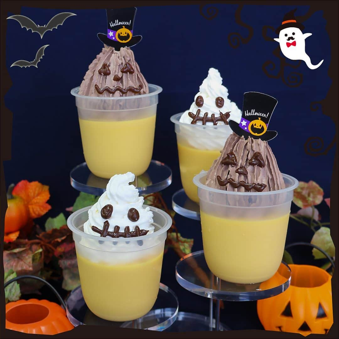 トーラク株式会社のインスタグラム：「明日10月31日はハロウィン👻🎉  ハロウィンディナーのデザートに、簡単に準備できる #ハロウィンスイーツ はいかが？  .｡.:*･ﾟ🎃.｡.:*･ﾟ👻.｡.:*･ﾟ🌙.｡.:*･ﾟ.｡.  【作り方】 1.市販の「かぼちゃのプリン」を用意します。カップに入った状態のままでOK！ 2.プリンの上に「らくらくホイップ」または「らくらくホイップ チョコレート」をプリンと同じくらいの高さまでしぼり上げます。 3.チョコペンで作っておいた顔のパーツをそっと付けたら、出来上がり🌟  今回使った🍮かぼちゃのプリンはこちらです💖 「カップマルシェ 北海道産えびすかぼちゃのプリン」  .｡.:*･ﾟ🎃.｡.:*･ﾟ👻.｡.:*･ﾟ🌙.｡.:*･ﾟ.｡.  他にも楽しいアレンジレシピをホームページで公開中📲💻 「らくらくホイップ」で検索してくださいね💛  #トーラク #らくらくホイップ #らくらくホイップチョコレート #ホイップクリーム  #カップマルシェ #アレンジレシピ  #アレンジメニュー #簡単アレンジ #簡単スイーツ #スイーツ作り #手作りスイーツ #おうちスイーツ #インスタ映えスイーツ  #ハロウィン #手作りおやつ #ハロウィン🎃  #ハロウィン2023 #ハッピーハロウィン #ハロウィーン #pumpkinpudding #おうちでハロウィン #ハロウィンパーティー #ハロウィンレシピ #家族でハロウィン #happyhalloween #halloween #ハロウィンフォト #かぼちゃプリン #かぼちゃスイーツ」