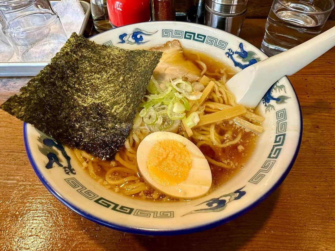 のインスタグラム：「今日のランチは、田舎ラーメン。優しめの醤油ラーメンでした🍜美味しかったし温まった。  #ランチ #今日のランチ #田舎ラーメン #ラーメン #めん蔵」
