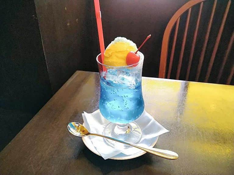 おいもカフェ金糸雀のインスタグラム：「. 鎌倉の海のようなブルーが輝く『クリームソーダ(青)』(税込680円)。 ラムネ味の青色の炭酸水にバニラアイスとサクランボを浮かべたクリームソーダです。 キラキラなブルーのジュエリーシュガーをトッピングして可愛く華やかな一杯♪ 通年販売です。 . #おいもカフェ金糸雀 #おいもカフェ #鎌倉 #小町通り #湘南 #神奈川 #カフェ #喫茶店 #甘味処 #鎌倉カフェ #湘南カフェ #神奈川カフェ #鎌倉スイーツ #鎌倉グルメ #鎌倉観光 #鎌倉旅行 #鎌倉散歩 #鎌倉デート #クリームソーダ #フロート #ラムネ #ソーダ #バニラアイス #アイス #サクランボ #ジュエリーシュガー #レトロ #映え #kamakura #가마쿠라 . 《おいもカフェ金糸雀》 営業時間：10:00-18:00(L.O.17:30) 定休日：水曜日 248-0006 神奈川県鎌倉市小町2-10-10 小町TIビル1F TEL：0467-22-4908」