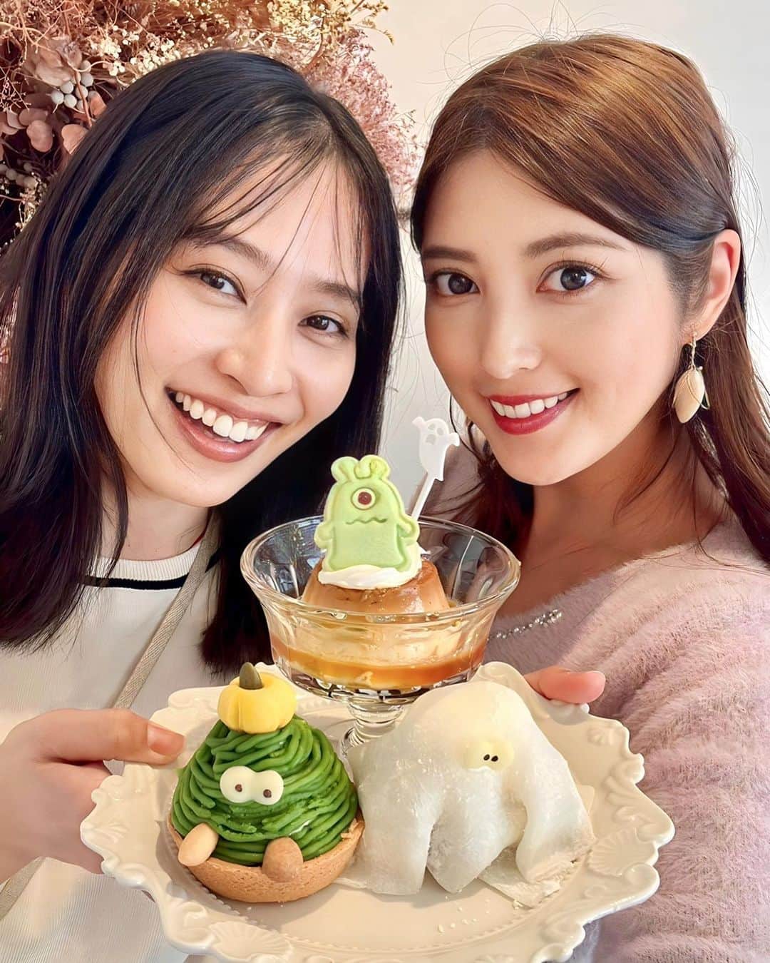 前田友香のインスタグラム：「ハロウィンスイーツ🎃 @michiko_rmky ちゃんと楽しんできたー🎀  #コロルコーヒー さん めちゃくちゃ可愛くて 美味しかったし みちこちゃんと 会えて嬉しかったー🩷✨  ハロウィン みんな何するの〜⁈👻  #ハロウィン #ハロウィンスイーツ #福岡カフェ #福岡スイーツ」