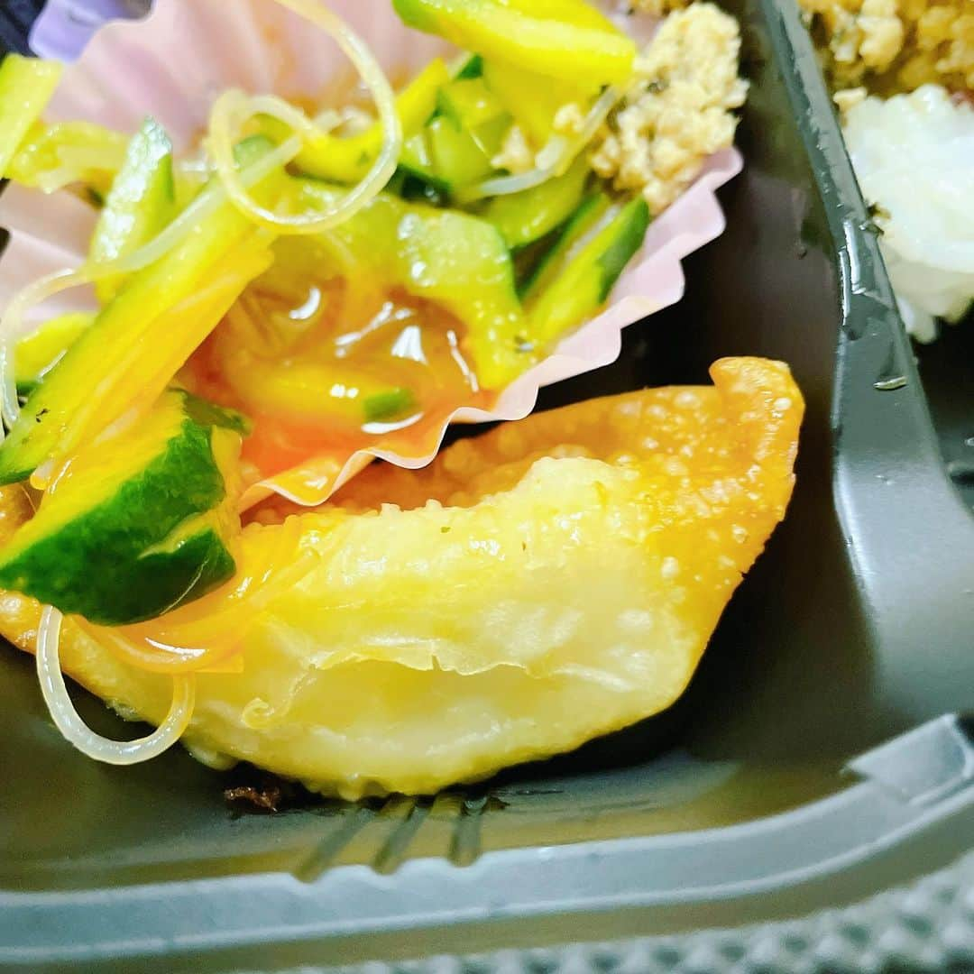 向清太朗さんのインスタグラム写真 - (向清太朗Instagram)「餃餃餃〜！ 食べてる途中のお弁当ですみません〜 昨日食べていたお弁当。 ガパオライスだったので期待せずに食べていたらなんと！ 端からサプライズ餃子！ わーお！餃子だ餃〜！ アジアテイストの弁当に餃子が入ってる時の喜び！ 嬉しくてついアップしちゃった餃〜！  #餃子 #揚げ餃子 #餃子 #ガパオライスに餃子 #珍しい組み合わせ #でも嬉しい #そんなこと思ってなかったけど #急に誕生日プレゼントもらったみたいな #そんなサプライズ #嬉しいすなあ #天津向 #川島ねごと #餃餃餃」10月30日 12時09分 - tensinmukai